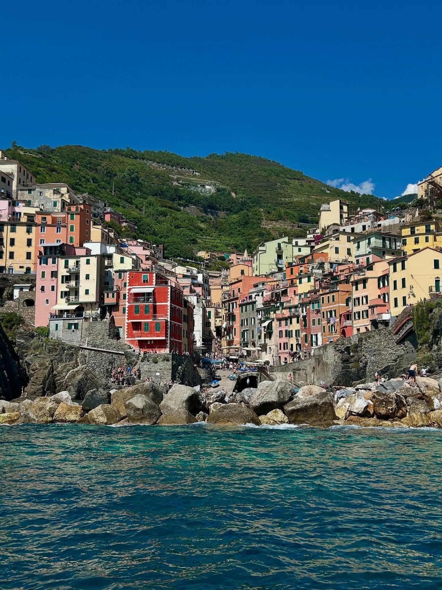 The best vantage point of Cinque Terre? Off the side of a boat, bubbles in hand, cannonballs into the turquoise water, salty hair and extra freckles ☀️👙😎 Perfect day trip down from Santa Margherita! 

#daytrip #cinqueterre #boatday #tripwhisperer #