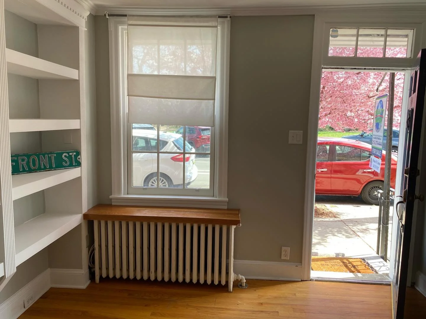 Five years on Front Street 🗝️

Still amazing to me that I bought my own place and live in a trinity house built in 1762, older than the country itself!

Over the years, I&rsquo;ve made it my own, finally able to display all the things I had in stora