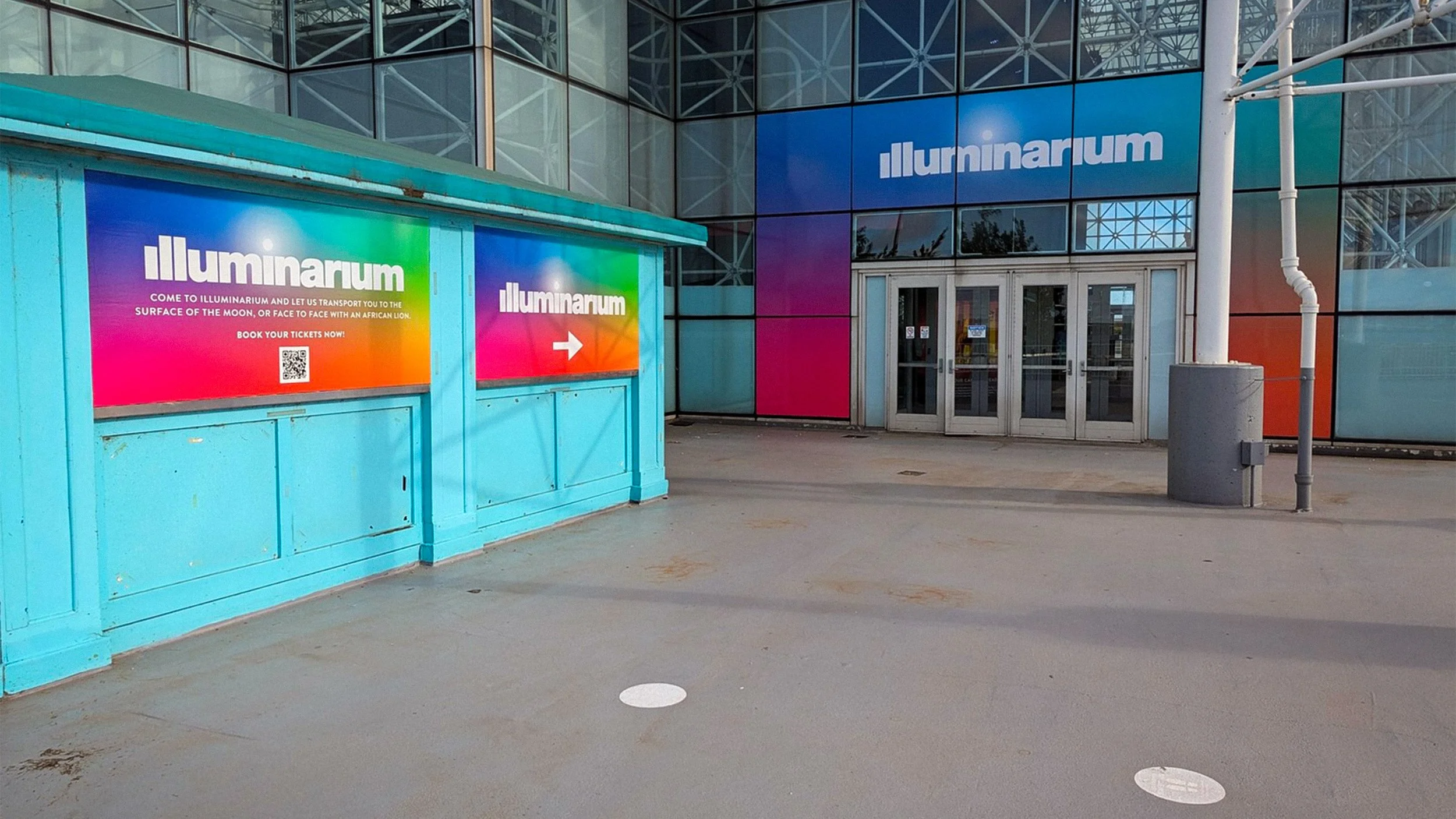 Exterior Entry Branding: Initial entry signage designed to establish the brand presence and guide guests into the experience.