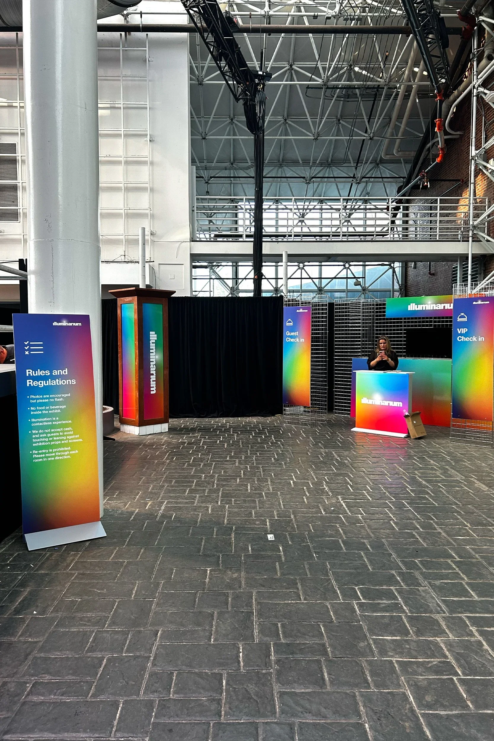 Wayfinding & Guest Check-In: Modular signage system designed to guide guests and support entry flow within the space.
