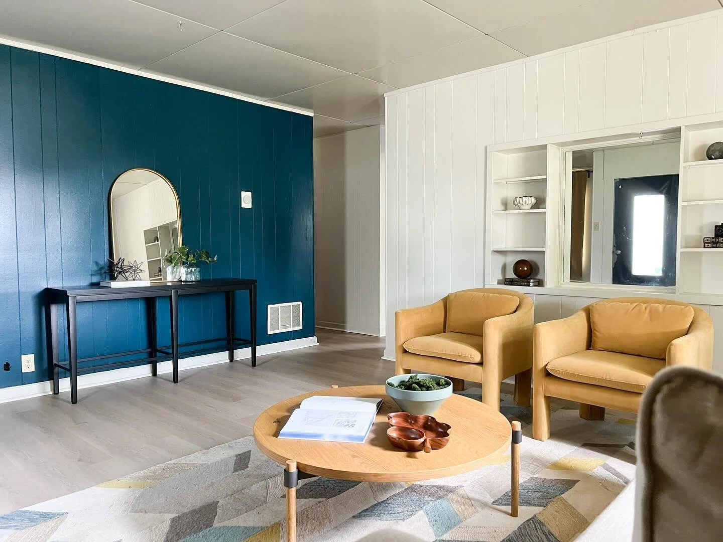 Oh she is pretty!!! And I love the history of this home. It&rsquo;s a Lustrons kit home from the late 1940s. You won&rsquo;t want to miss out on this one! Coming soon to Speedway with @alex.hallmann 💗