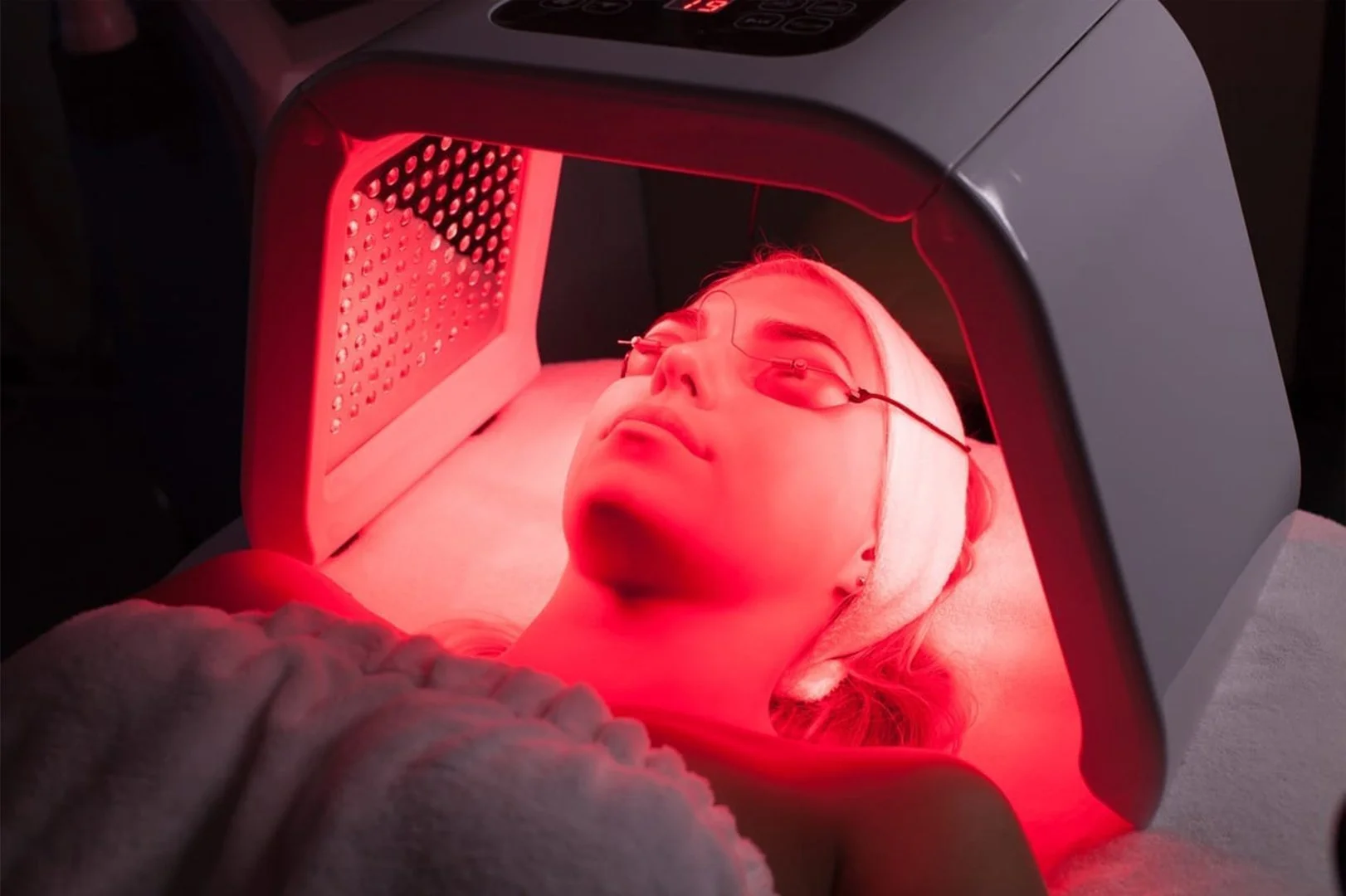 nyfbr-ledfacial-01.jpg