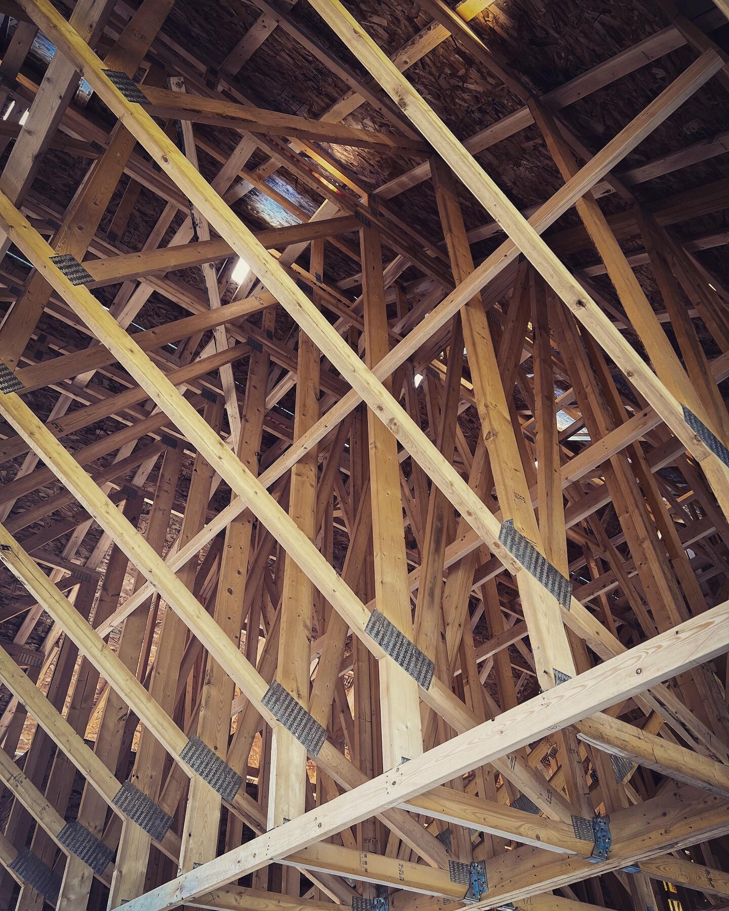 The intricacy of a new home.  Framing that forms the dream thats been in the making&hellip;

#awesomeframers #customdesign #custombuilder #home #framer #homedesigns #yqlsmallbusiness