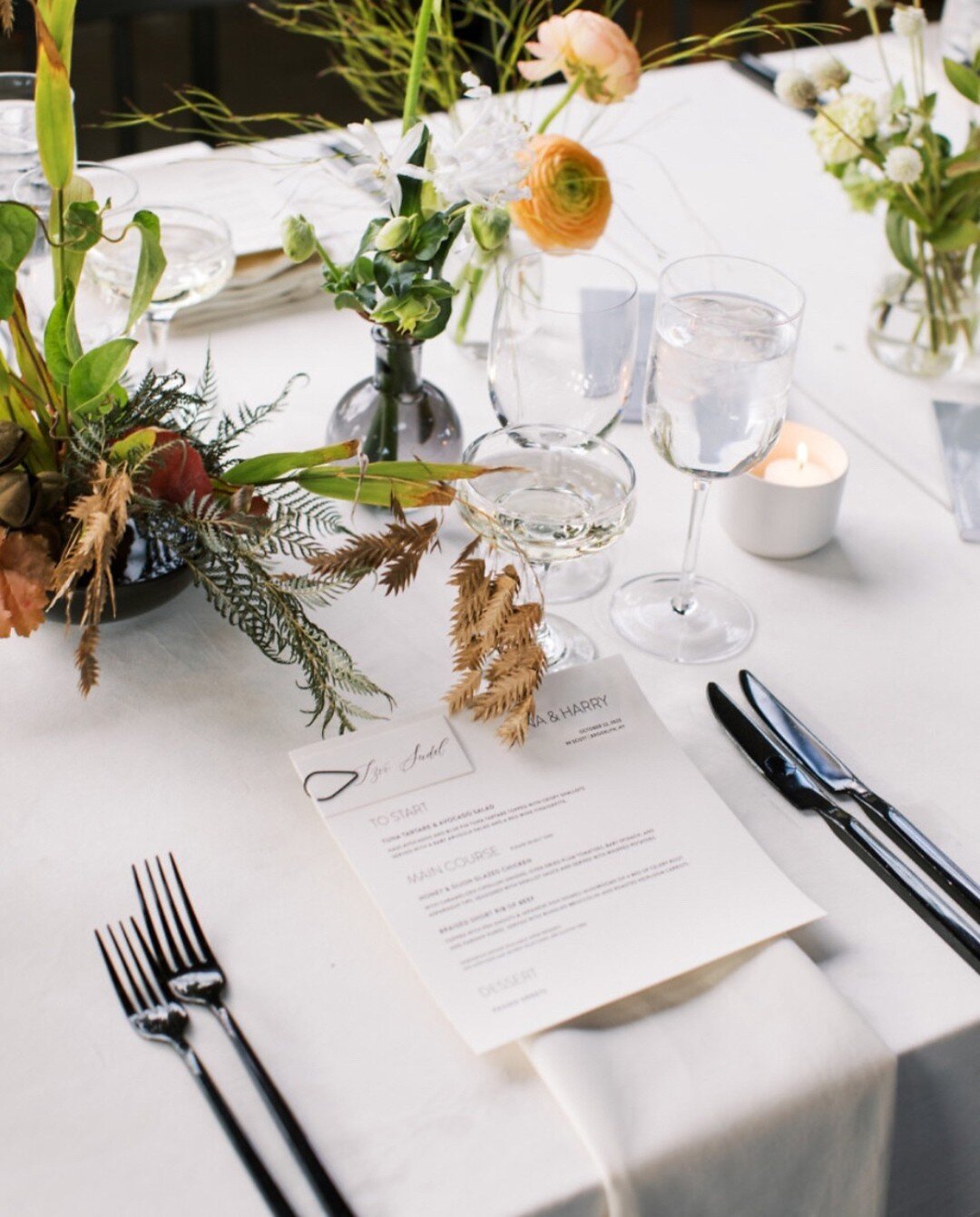 It's no secret that we love color around here, but sometimes a minimal black and white menu is *chef's kiss* 

Planning &amp; Design @fireflyevents
Photography @judson_rappaport
Florals @sarahsaundersstudio
Paper &amp; Signage @jubileepaper
Calligrap