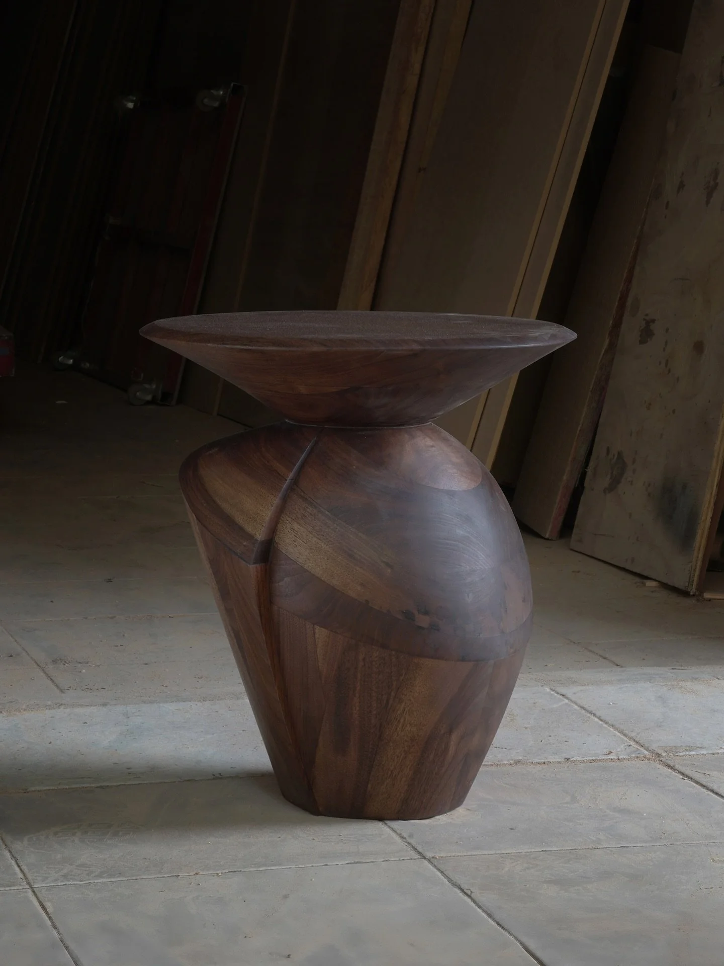 A side table earns its place by catching the small daily spill. A hand lands on wood. A glass settles without worry. The weight reads calm on the floor. The room feels more ordered because one surface stays ready.

Get in touch at sales@nono.mx Disco