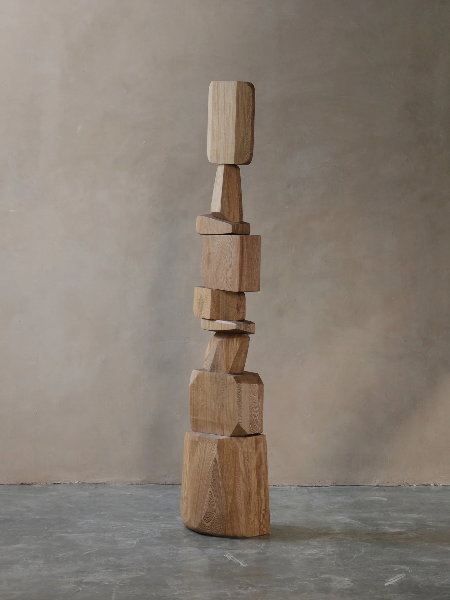 A standing sculpture breaks autopilot. It shares your air, not your wall. The base settles and the room feels more awake. Hands hover, then touch, because the curve looks made for contact.

Get in touch at sales@nono.mx Discover more on www.nono.mx

