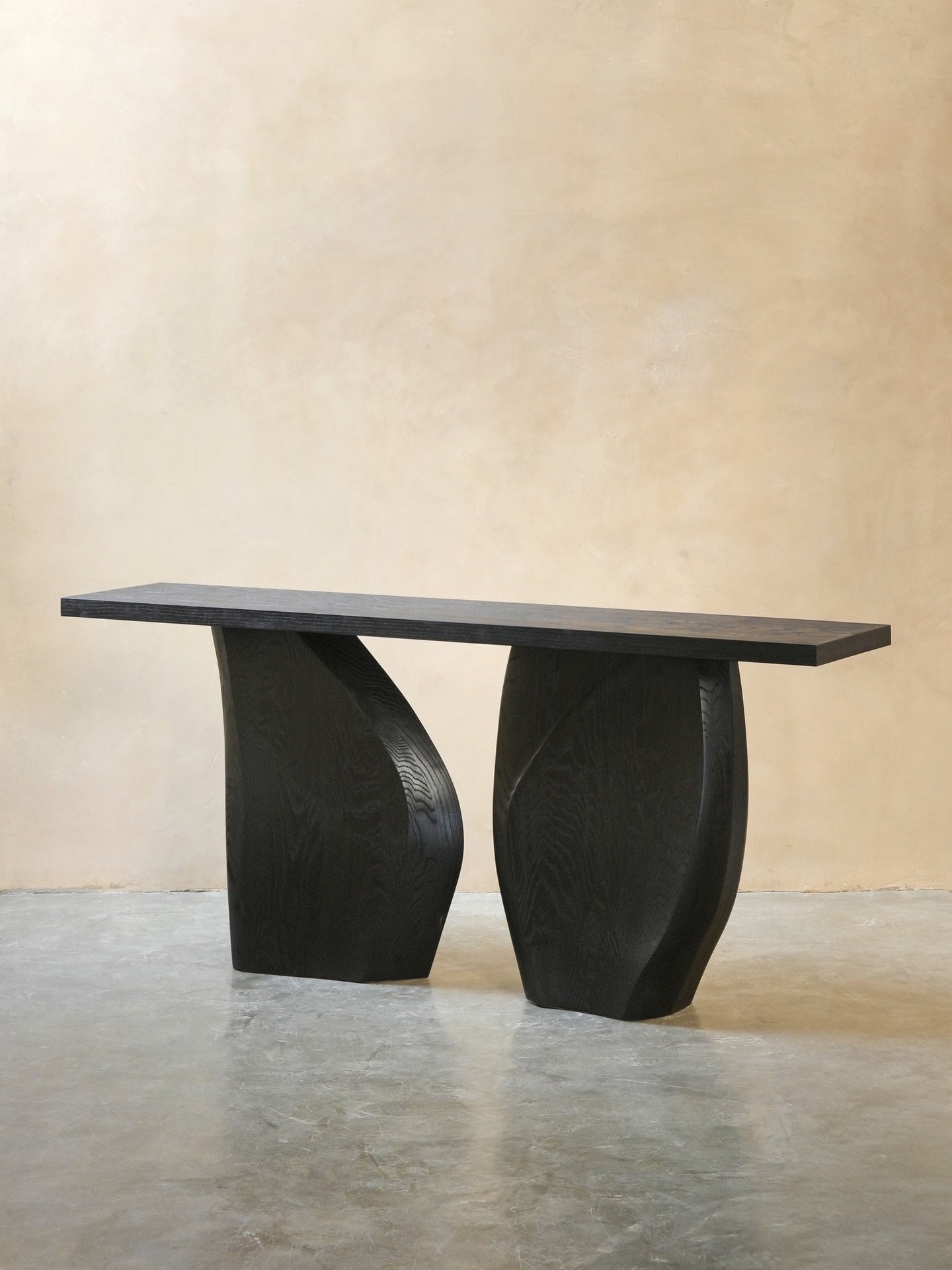 Within the Solace collection, the console table feels carved as one piece. Legs and surface share the same calm logic. Balance holds without display.
&mdash; Discover more on www.nono.mx &mdash;
#NONOFurniture #designcollection #collectibledesign #Jo