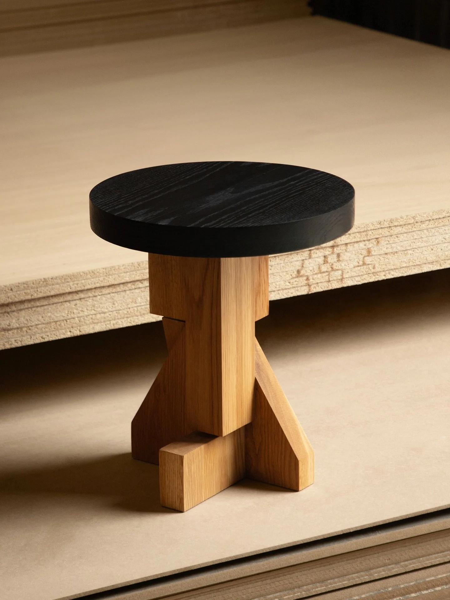 Fundamenta tables treat support as a design decision. The clustered columns create rhythm under the surface. Light breaks between them. The table reads calm because the structure is clear.

Get in touch at sales@nono.mx Discover more on www.nono.mx

