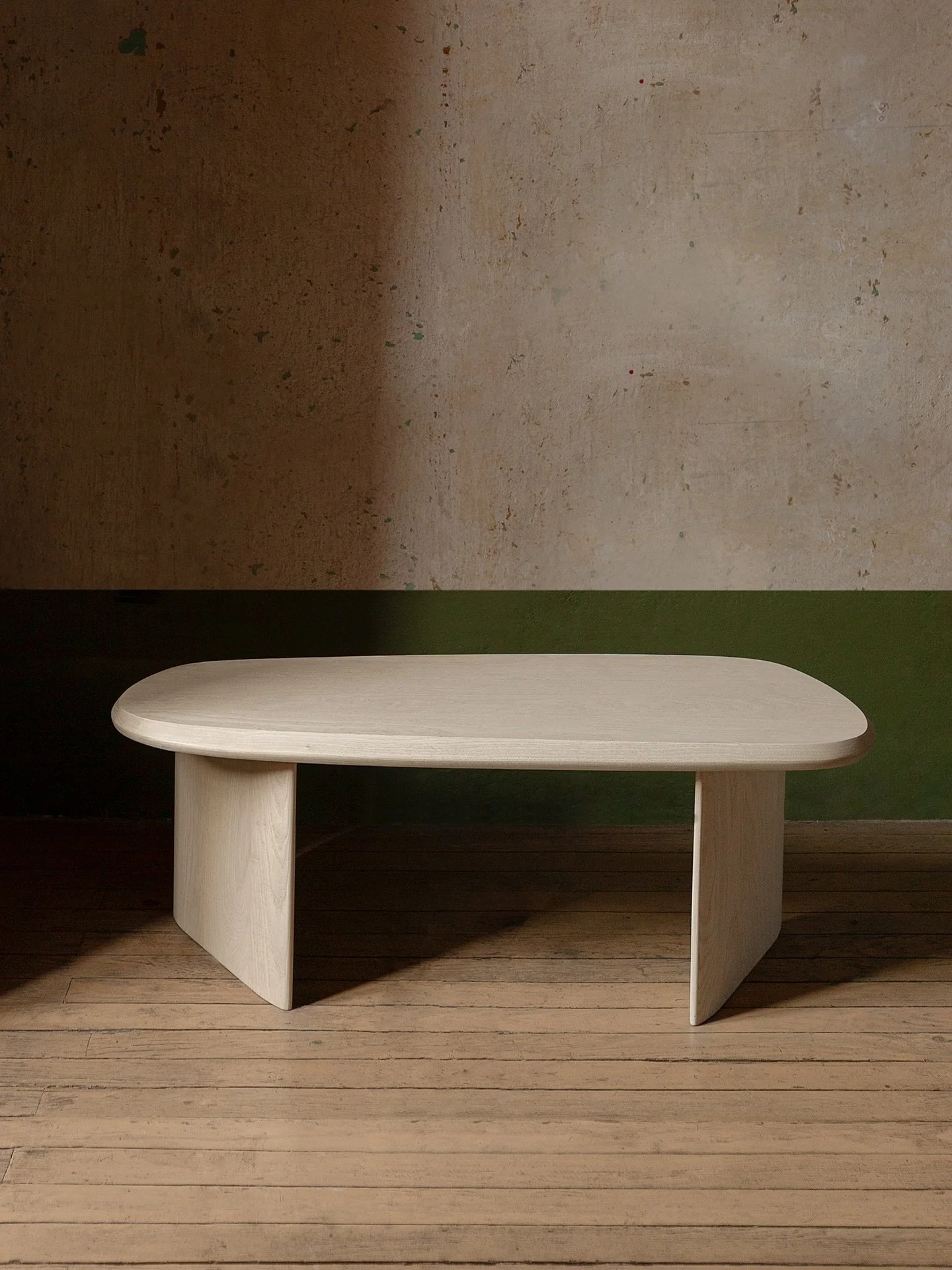 Duna bench feels grounded because the base holds the mass low. Place it where shoes come off or where a room needs a pause. It adds calm without taking attention.

Get in touch at sales@nono.mx Discover more on www.nono.mx

#NONOFurniture #homedecor 