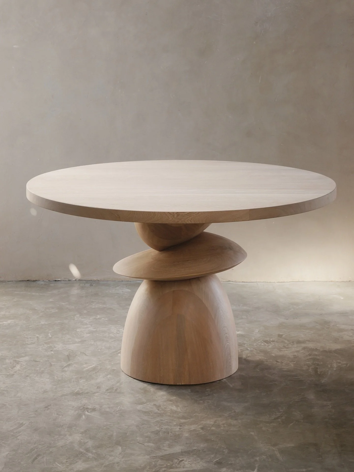 Place the dining table where movement stays easy. Socle centers the room and keeps circulation clear.

Discover more on www.nono.mx

#NONOFurniture #interiordesignfirm #architecture #JoelEscalona