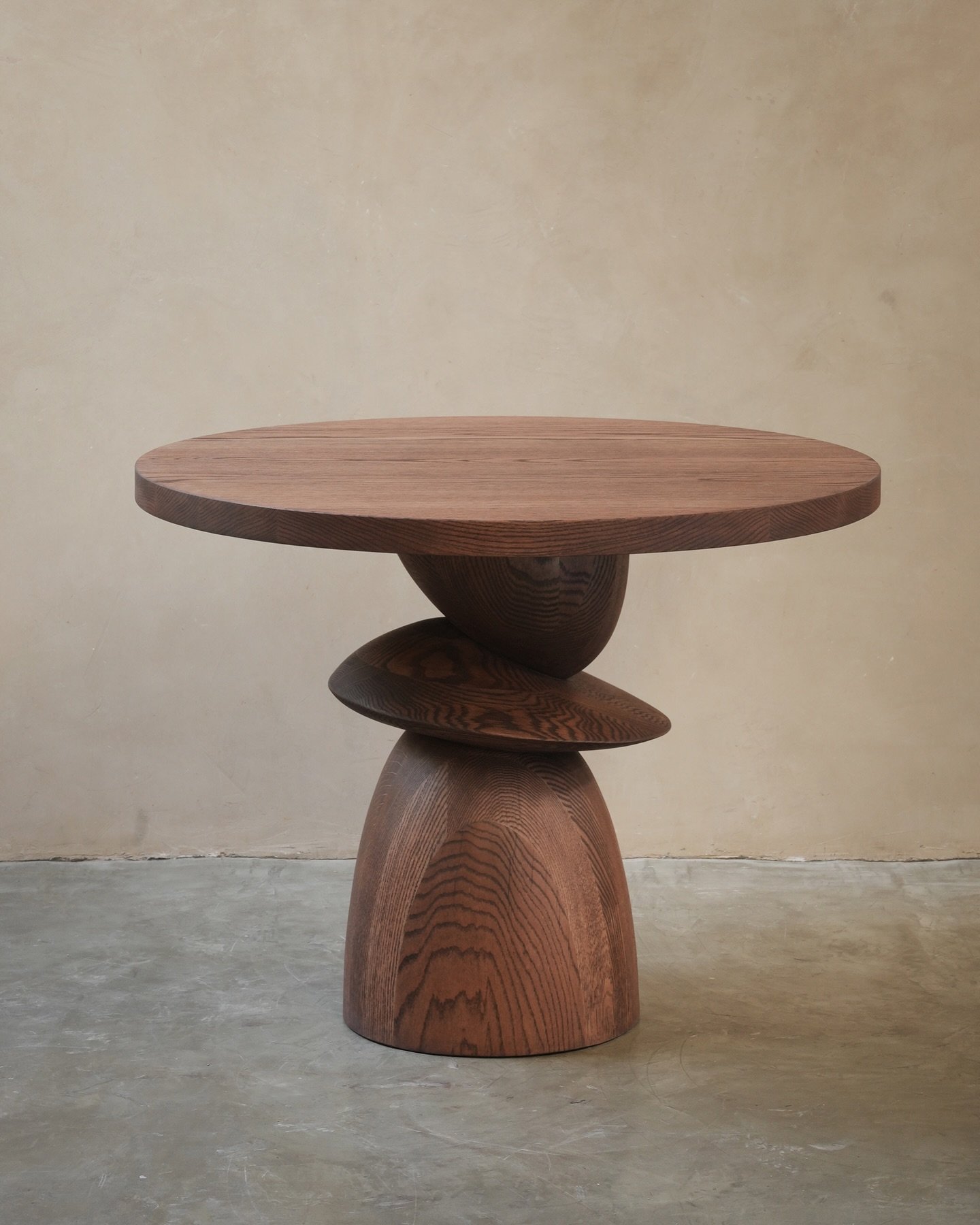 Socle treats the dining table base as a decision, not a support detail. The room feels calmer because the weight looks sure.

Discover more on www.nono.mx

#NONOFurniture #collectibledesign #contemporaryart #JoelEscalona