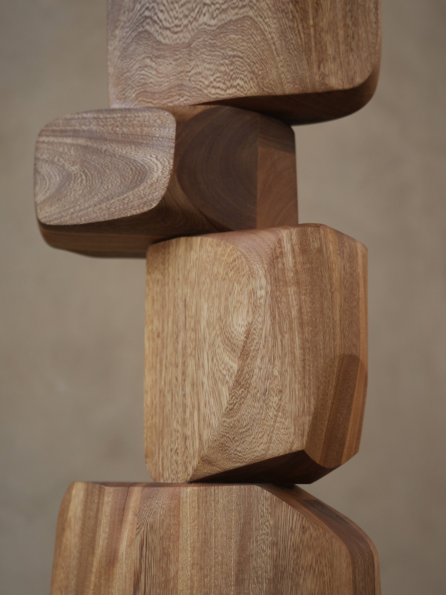 Joel Escalona&rsquo;s standing sculpture language stays simple. Smooth transitions. Clear mass. A stance that feels sure on the floor. The object earns attention because it stays composed.

Get in touch at sales@nono.mx Discover more on www.nono.mx

