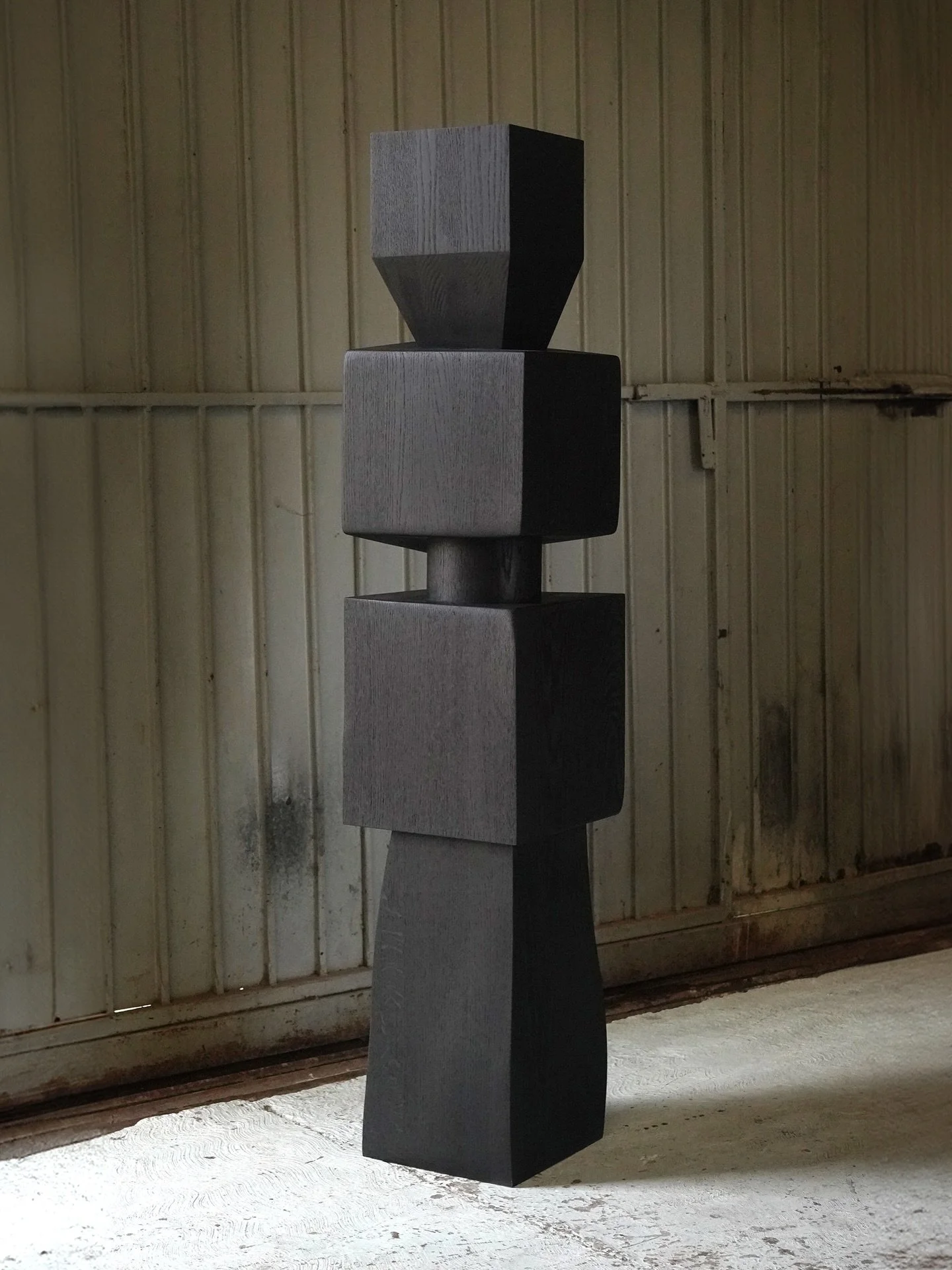 Unseen Force sculpture anchors a residential entrance by establishing a vertical mass that immediately defines the space.

Where furniture becomes sculpture. www.nono.mx
#nonofurniture #contemporaryfurniture #designcollector #madeinmexico