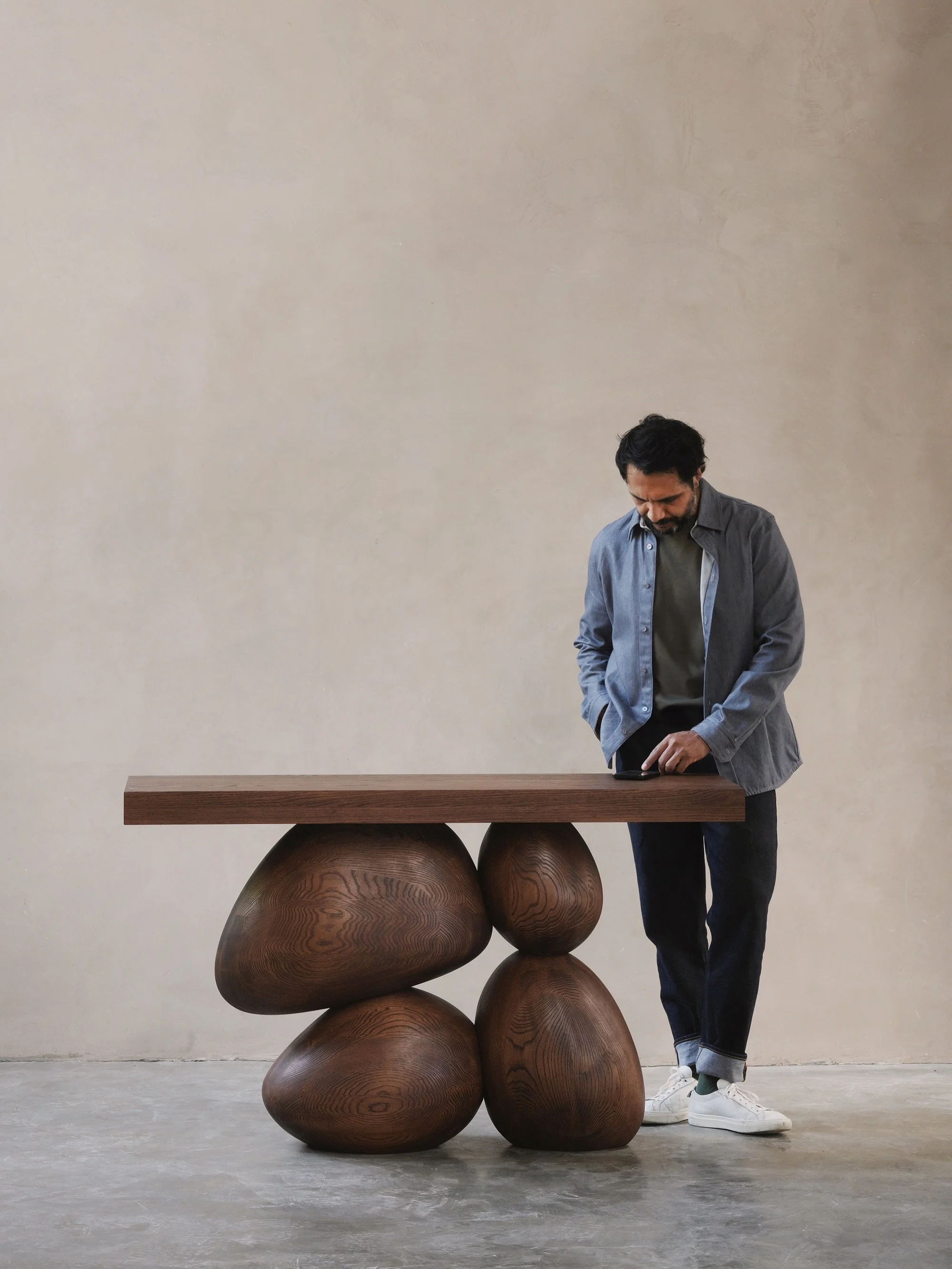 The Elefante entry table supports custom length adjustments, making it adaptable to long corridors or compact entry walls.

Made to order, ships worldwide. sales@nono.mx 
#nonofurniture #luxuryfurniture #hospitalitydesign #contemporarydesign