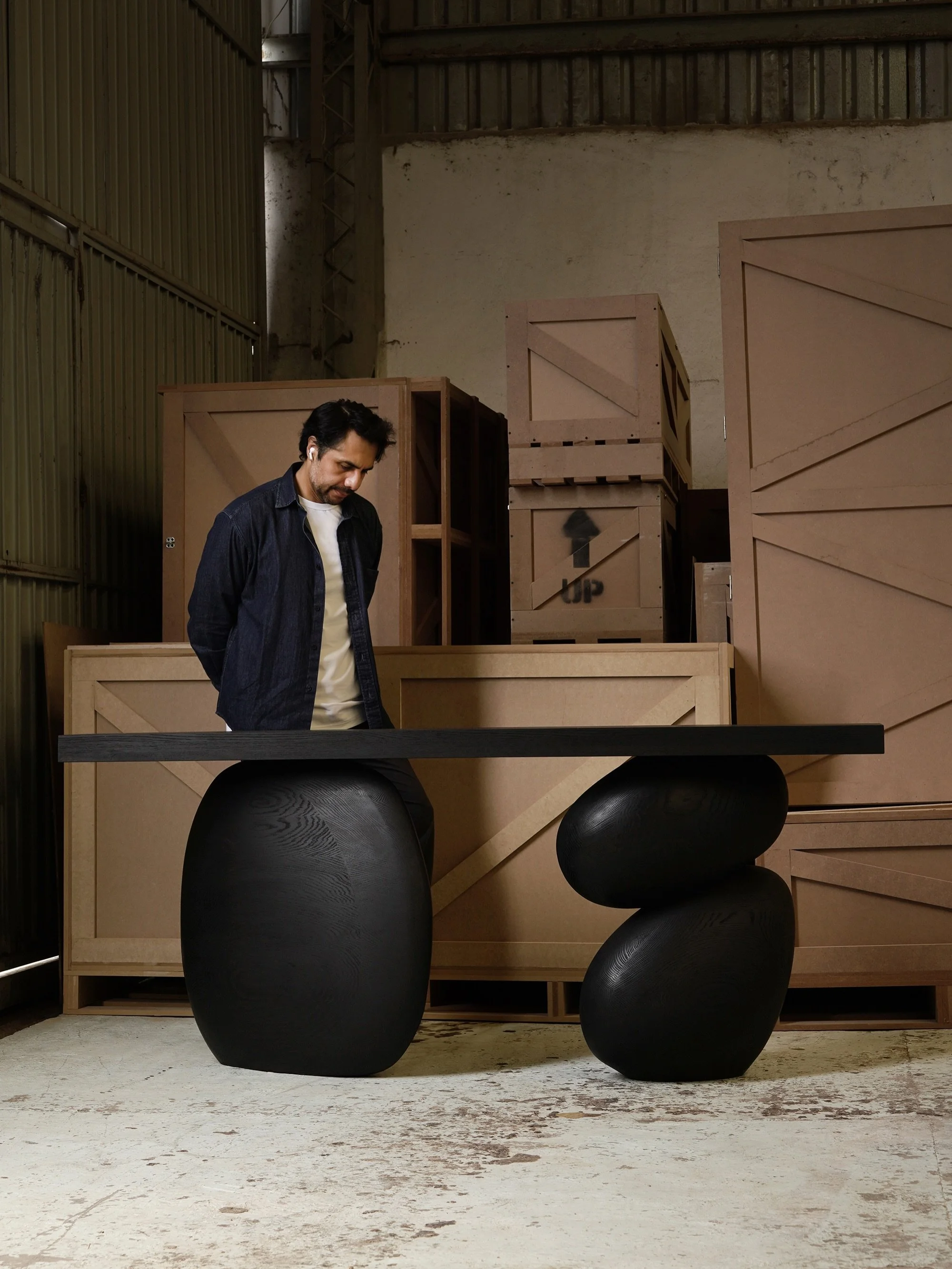 The black finish gives the Elefante Console a more graphic presence, concentrating attention on silhouette, scale, and the relationship between its geometric elements.

#console #furnituredesign #designstudio