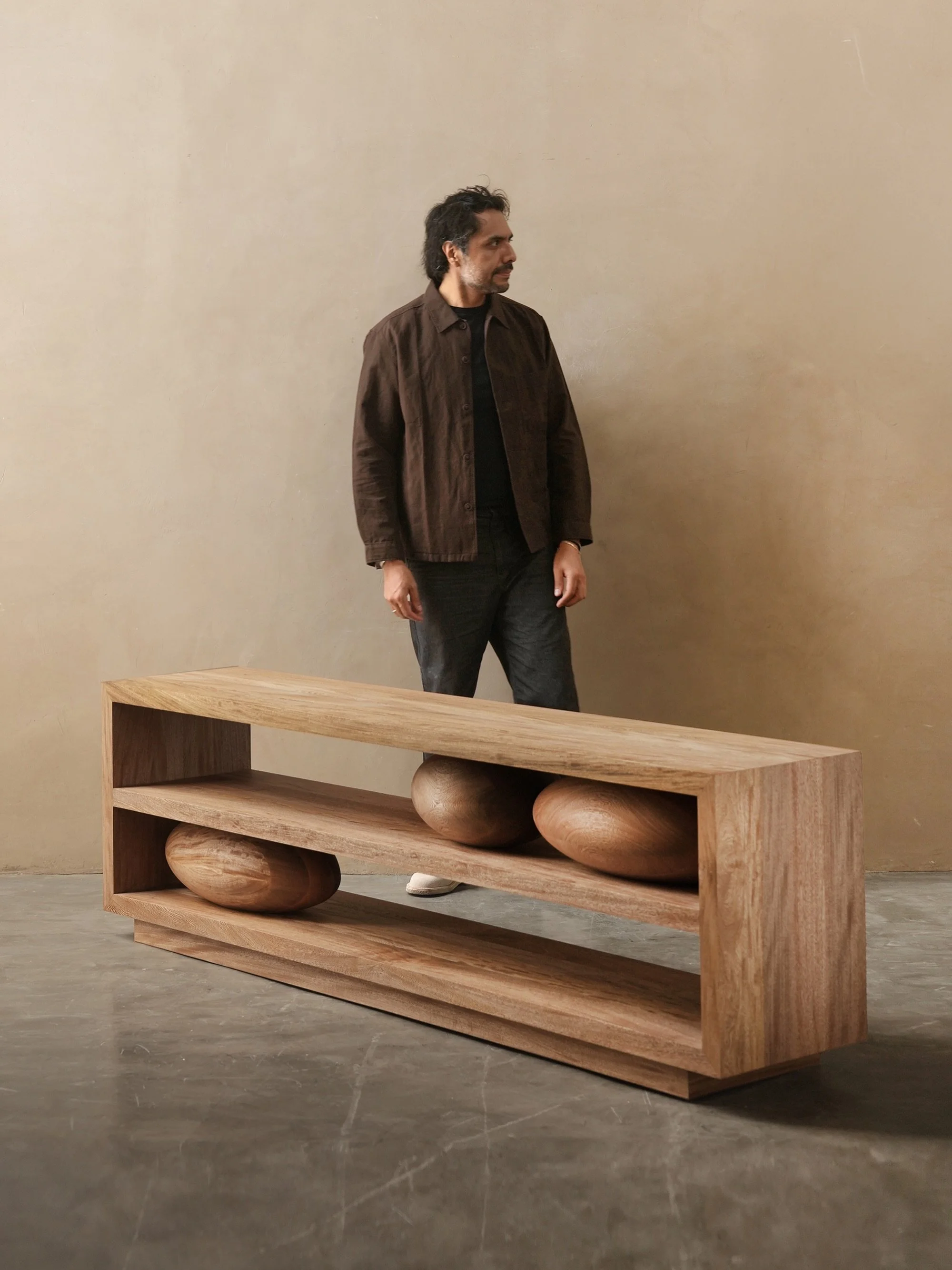 In Rosa Morada, the work is centered on preserving surface consistency and grain continuity, because the character of this Sereno console depends on the wood texture carrying the piece visually.

#console #solidwood #furniture ture