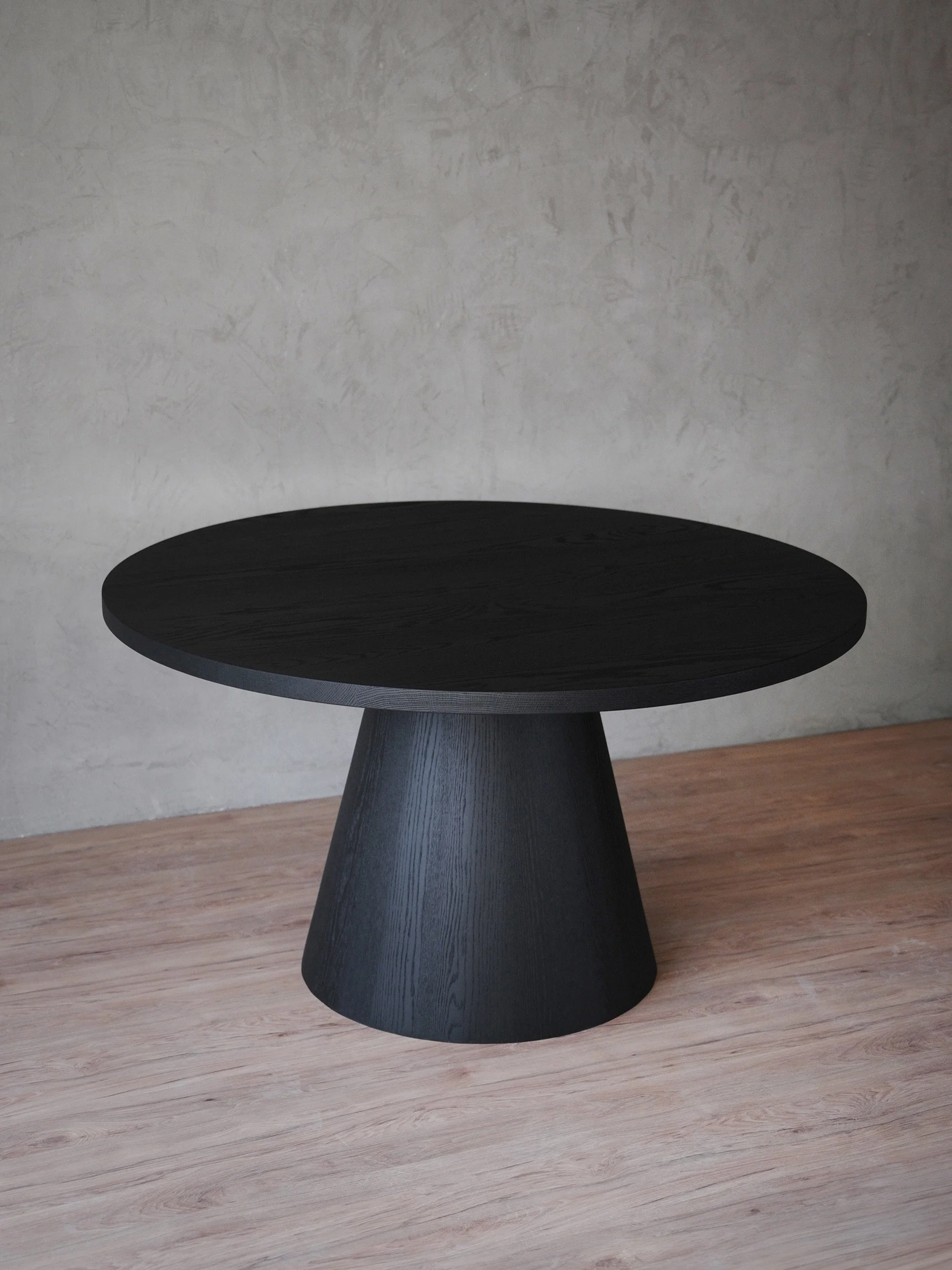 The simpler the geometry, the more visible every adjustment becomes, so Socle depends on precise control of its compact proportions.

#diningtable #woodworking #designstudio