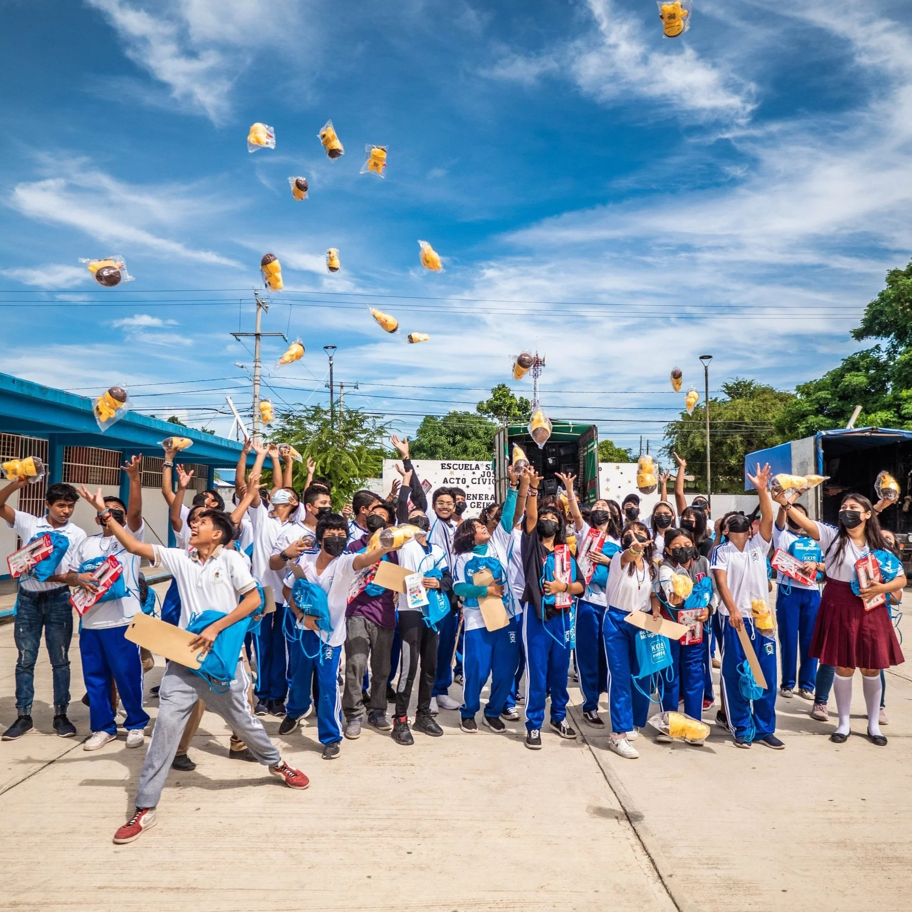 1,000 Bags are Donated Support Students in Mexico
