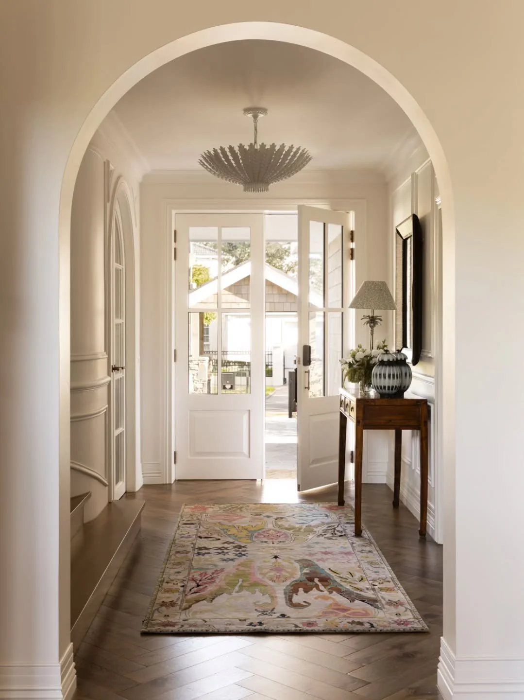 Recently completed renovation and addition to a beautiful home in Beaumaris-Melbourne.  Such an inviting entry into our clients' home.
@baahousebaastudioarchitecture @duranceconstruction @melissabalzandesign @gemmola #renovation #renovations #homedes