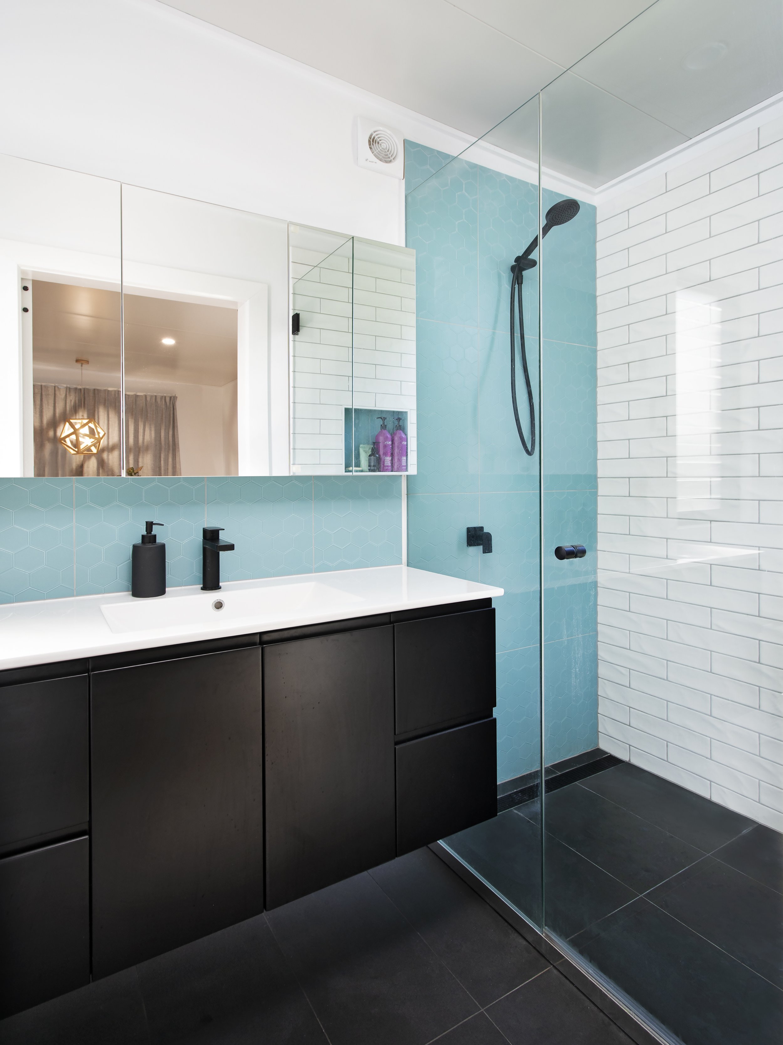 Modern & functional bathroom