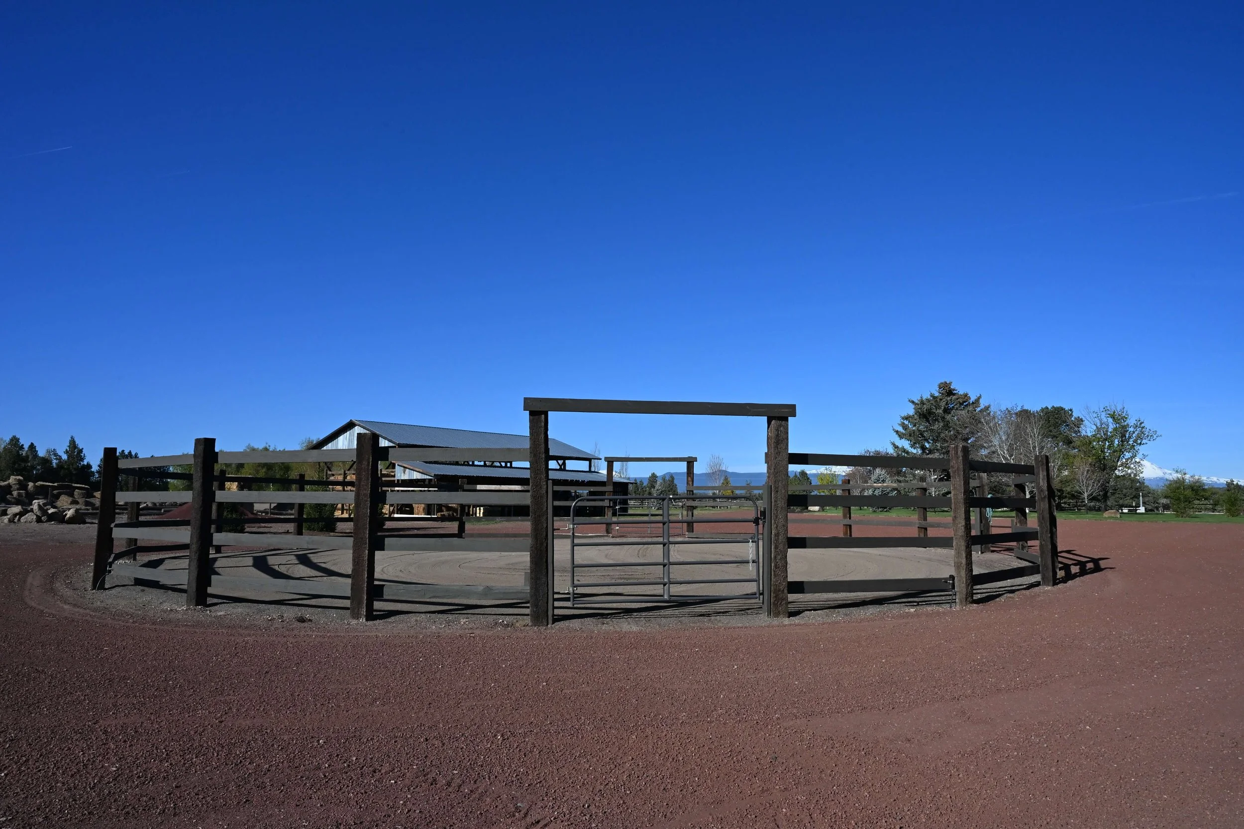 Horse round pen with soft footing