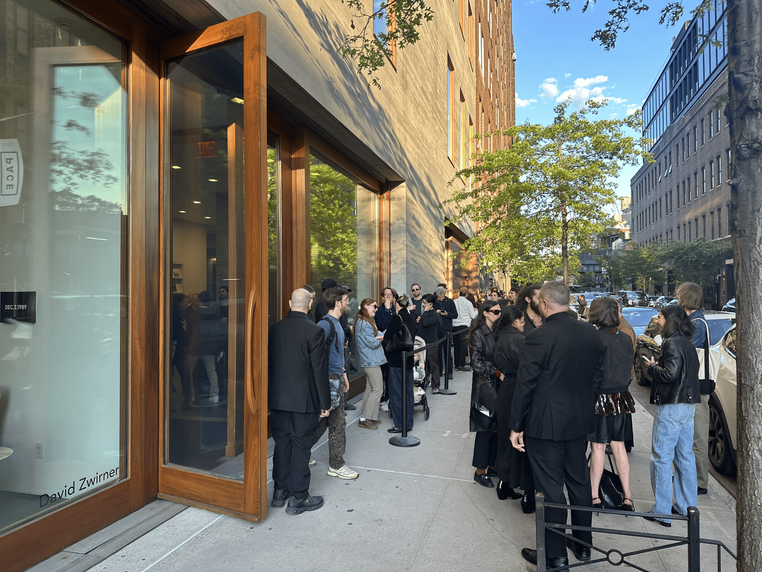 The line to get into Zwirner’s Gerhard Richter show stretches down 20th Street in Chelsea. Photo by Jamie Lubetkin