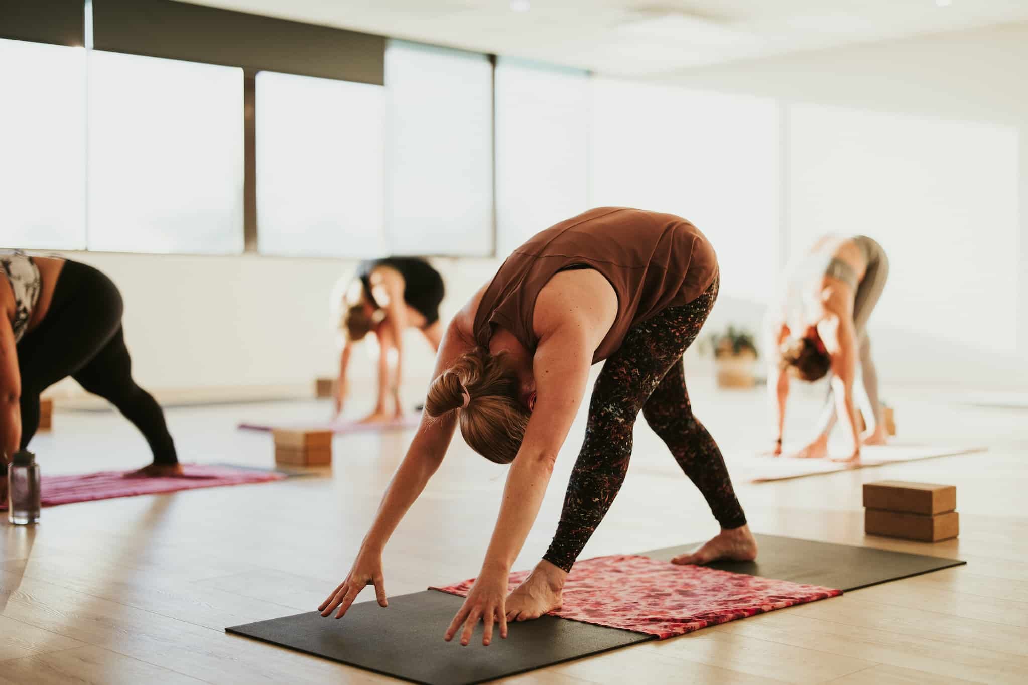What is Bikram Yoga, What are its Benefits? - I FASTIN