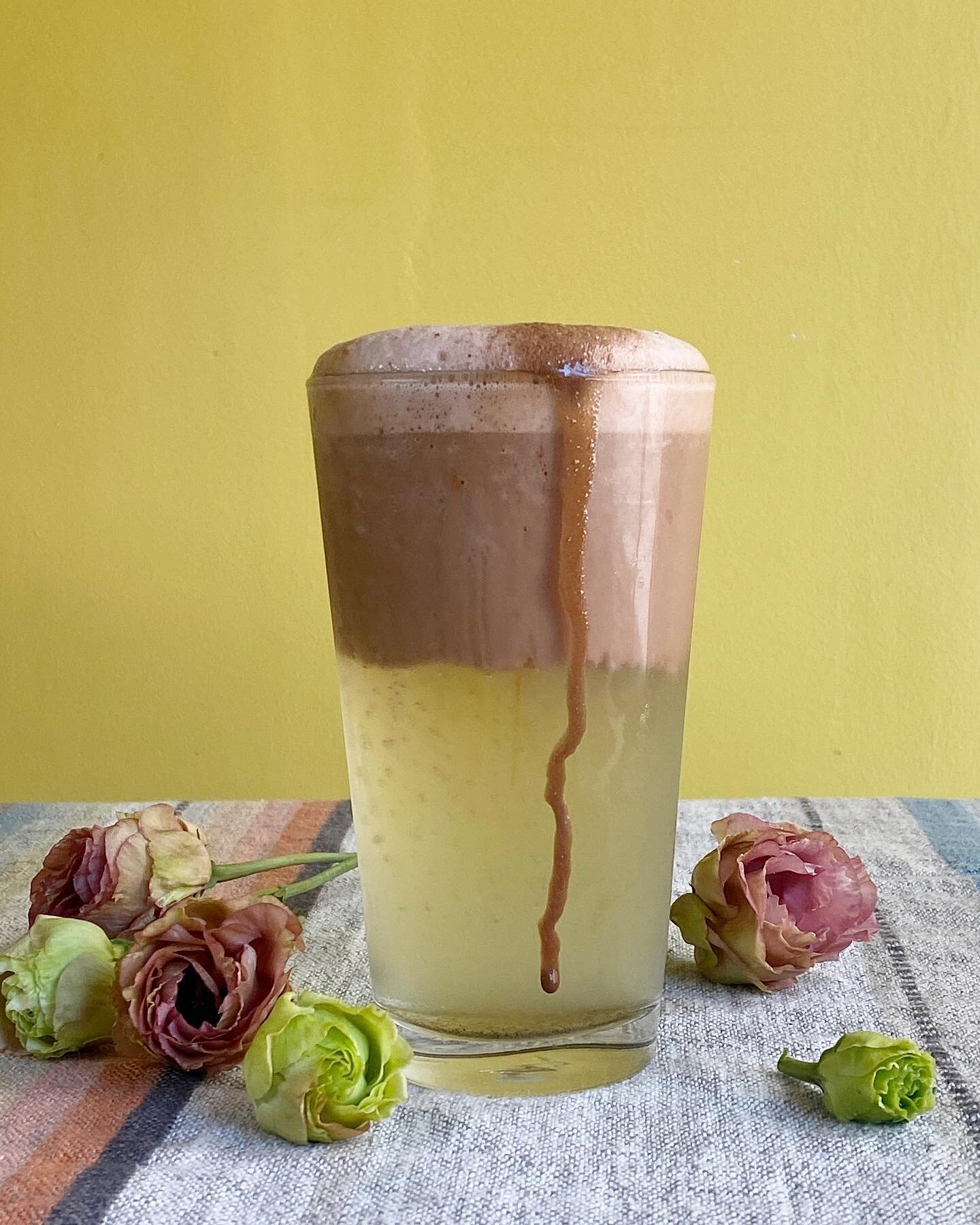 Tea Floats @jadechocolates sparks ⚡️ joy! The Jade Tea House in China Town is where you go for ⚡️Thanks to Mindy and her ⚡️ team. Have I made my point? @atrezzastory @jadechocolates @timdere @serena__studio 
&bull;
&bull;
&bull;
&bull;
&bull;
&bull;
