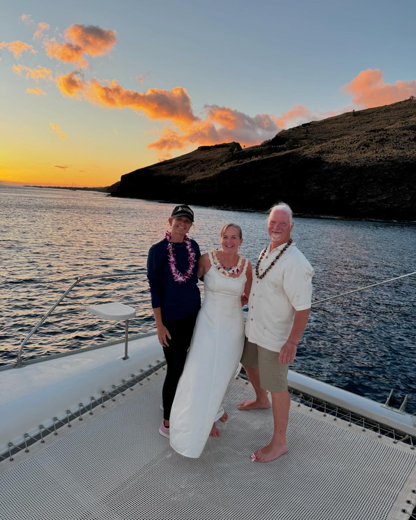 Our first wedding was absolutely perfect 👰💍🤵&zwj;♂️
Heather and Charles tied the knot on SV Artemis with their family and friends during golden hour and enjoyed a beautiful sunset 🌅⛵️
Our captain Anna is licensed to perform marriage ceremonies 📜