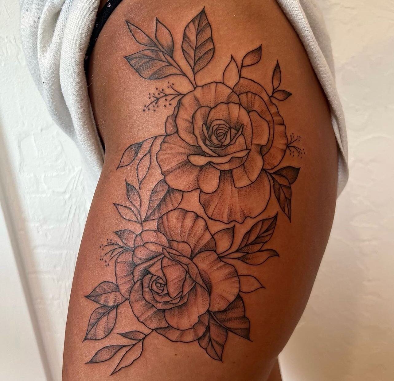 Gorgeous linework floral hip piece by @angela_houde 

#linework #lineworktattoo #lineworktattoos #pittsburghtattooartist #floraltattoo