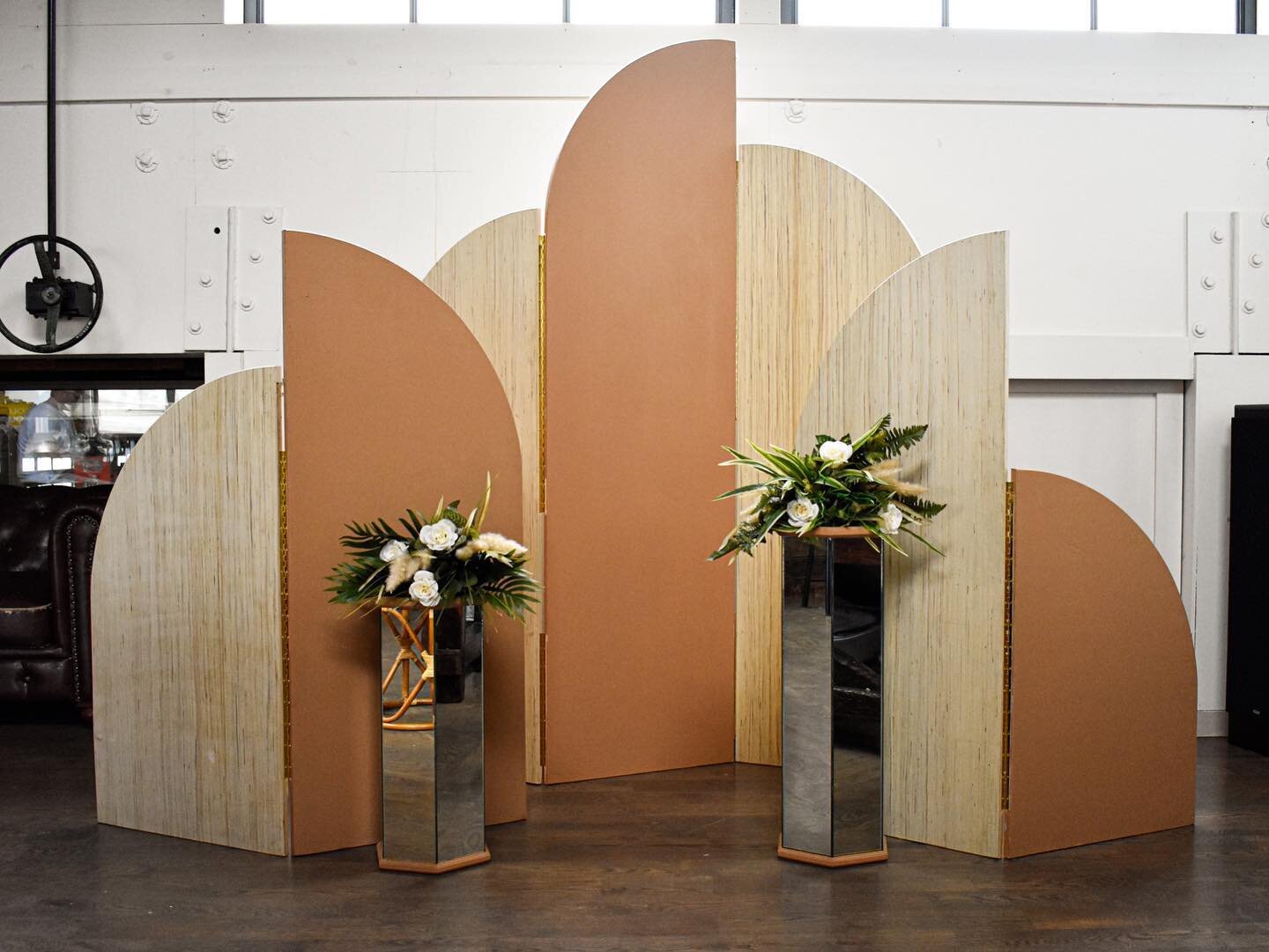 It&rsquo;s giving ✨ modern boho ✨ 

Stylize your next event with this fabulous duo; The Barbara Backdrop and The Tapps Pedestals! Our 3-piece arched panels are partially painted in a subtle terracotta color and paired with panels in a natural, light 