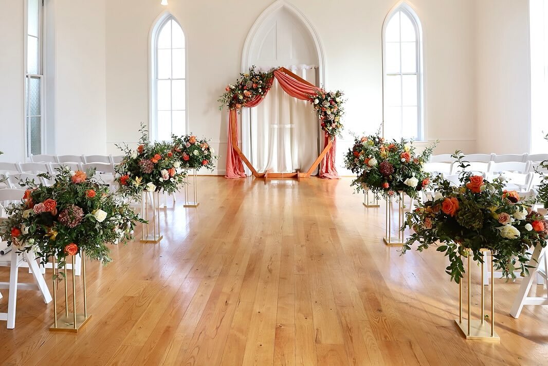 A moment for these breathtaking florals 😍 

#weddinginspiration #weddingflorals #wedding #weddingvenue #marylandwedding #marylandweddingphotographer #mdwedding #mdweddings #dmvweddings #frederickmdweddings #weddingphotography #weddingplanning #weddi