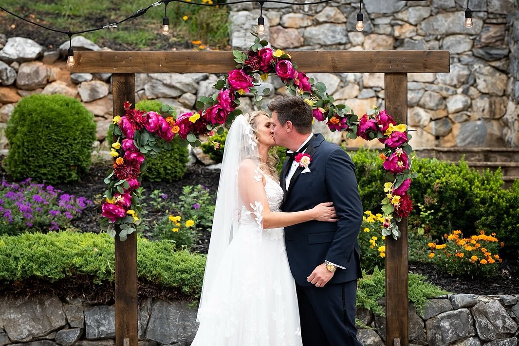 We love colorful wedding colors 💓

#miltonridge #wedding #marylandwedding #marylandweddings #dmvweddings #mdwedding #weddingphotography #weddinginspiration #weddingideas