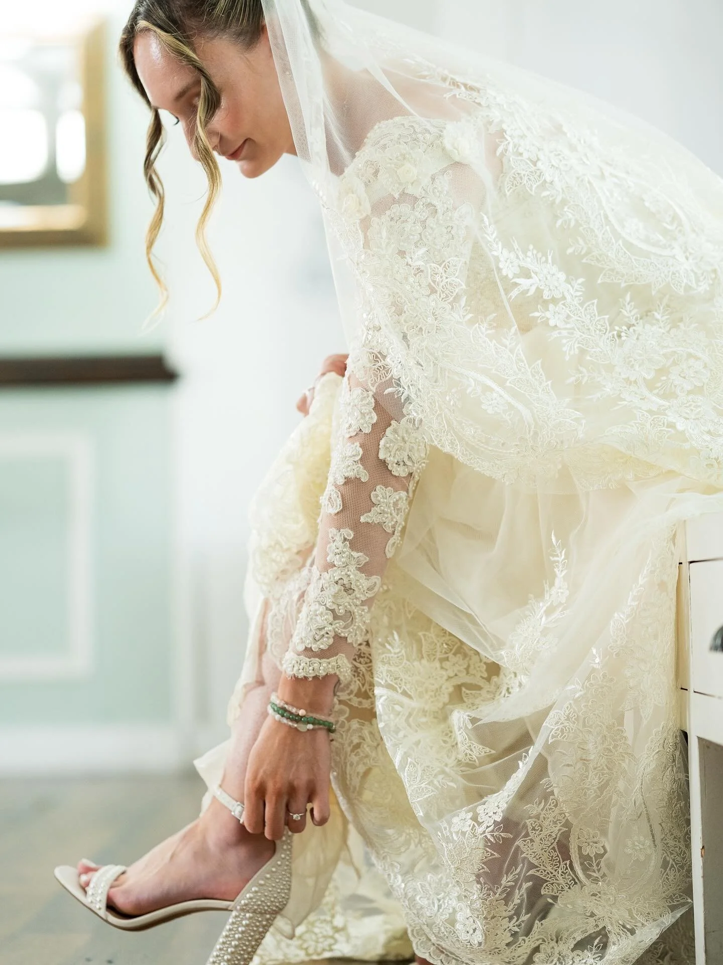 A moment for this gorgeous bride ππ₯
•
•
#miltonridge #wedding #marylandweddingvenue #marylandwedding #dmvweddings #dcwedding #mdwedding #weddingphotography #weddingdress #weddinginspiration #weddingideas #weddingplanner #fallwedding #wedd