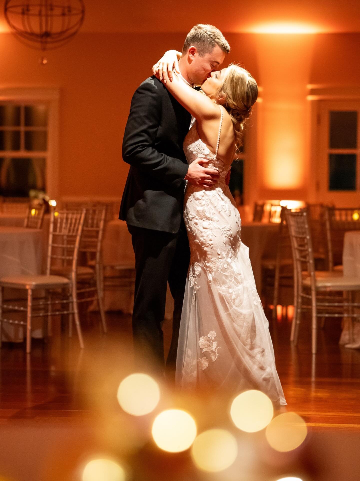 Private last dance? Yes please 😍
&bull;
&bull;
#marylandwedding #weddinginspiration #mdwedding #marylandweddingphotographer #dmvweddings