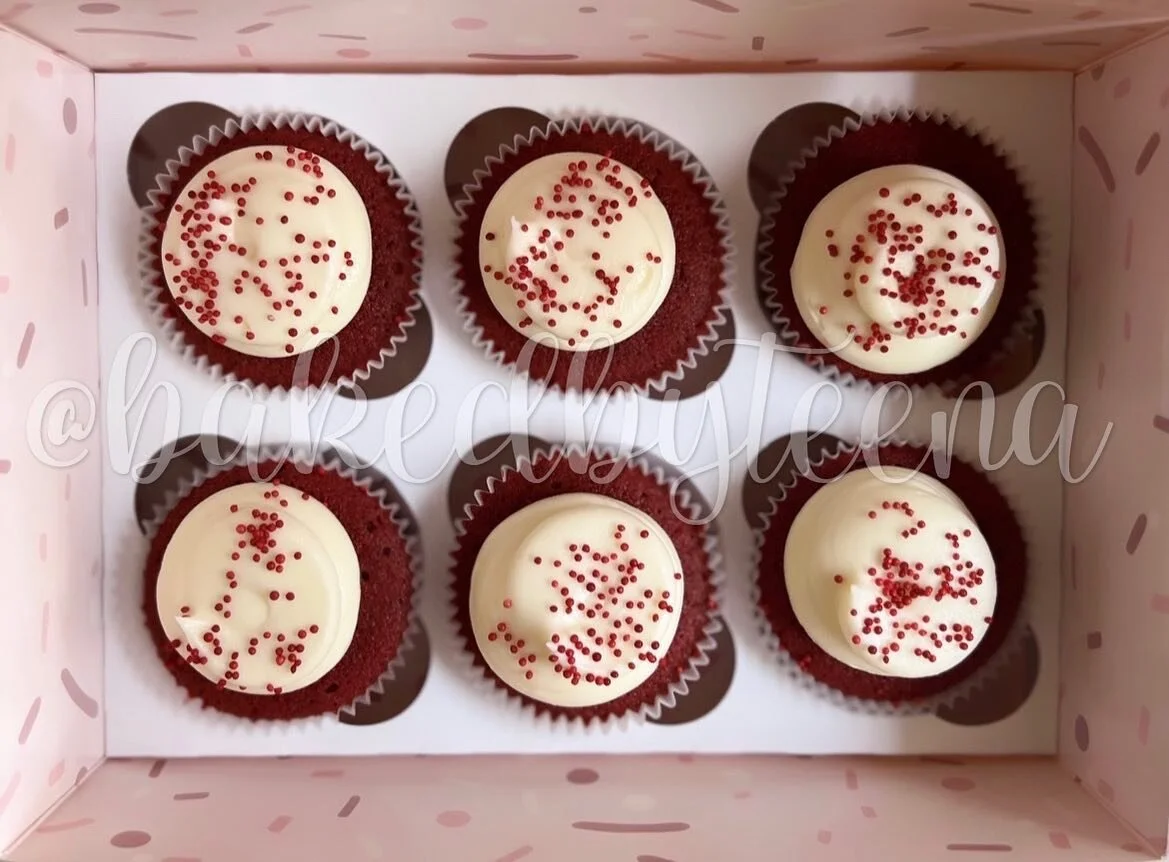Red velvet cupcakes 🧁 

#redvelvet #cupcakes #cupcakesofinstagram #cupcakedecorating