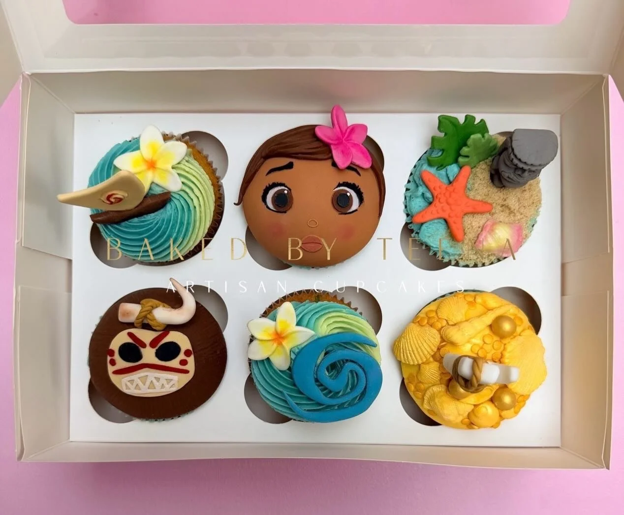 Tropical Moana magic 🩷🌊 turquoise ocean swirls, seashells, frangipanis, tiki man, starfish, kakamora and Maui&rsquo;s hook bringing all the island vibes to these cupcakes ✨

#Maui
#DisneyMoanaInspired
#TikiMan
#EdibleArt
IslandVibes