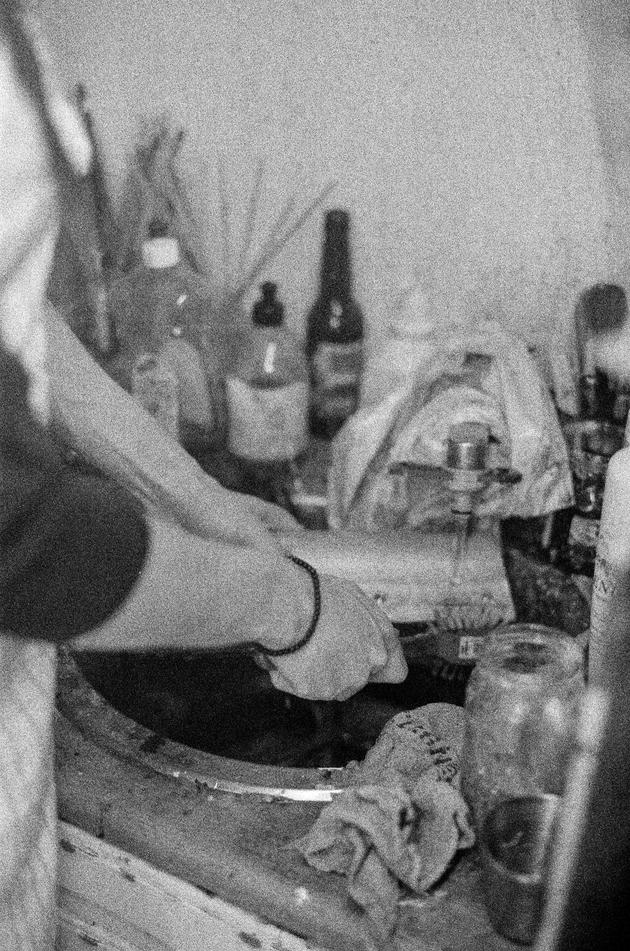 Person som vasker maling fra silketrykkuststyr