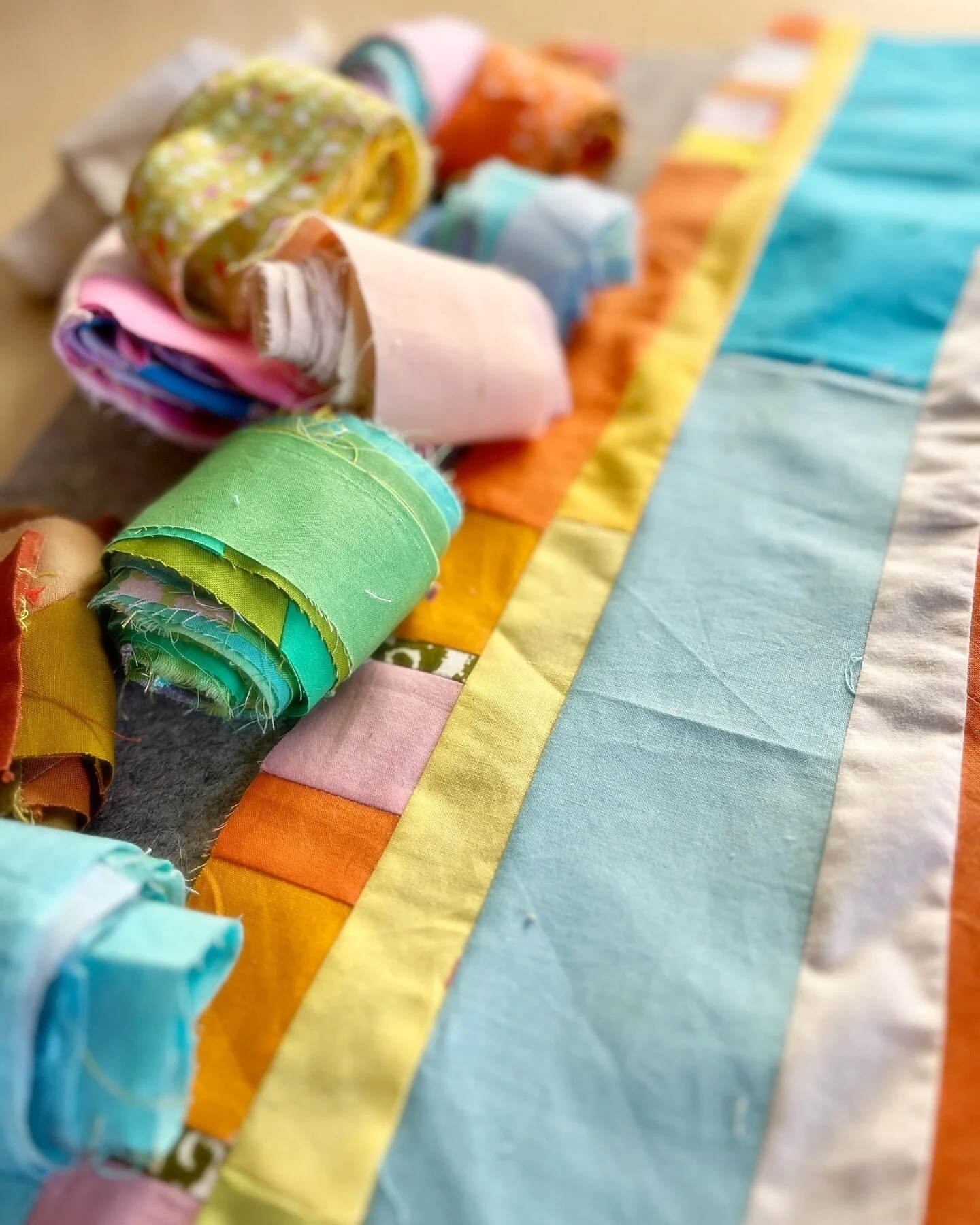 Scrap Play! It&rsquo;s sew satisfying! Turn your scraps into strips and let the patterns flow! Watch the Jan 6 replay for free. Sign up in my profile links or on my website for immediate access 🌈🦋
.
.
.
.
#scrapplay #scrappyimprov #scrapquilting #j