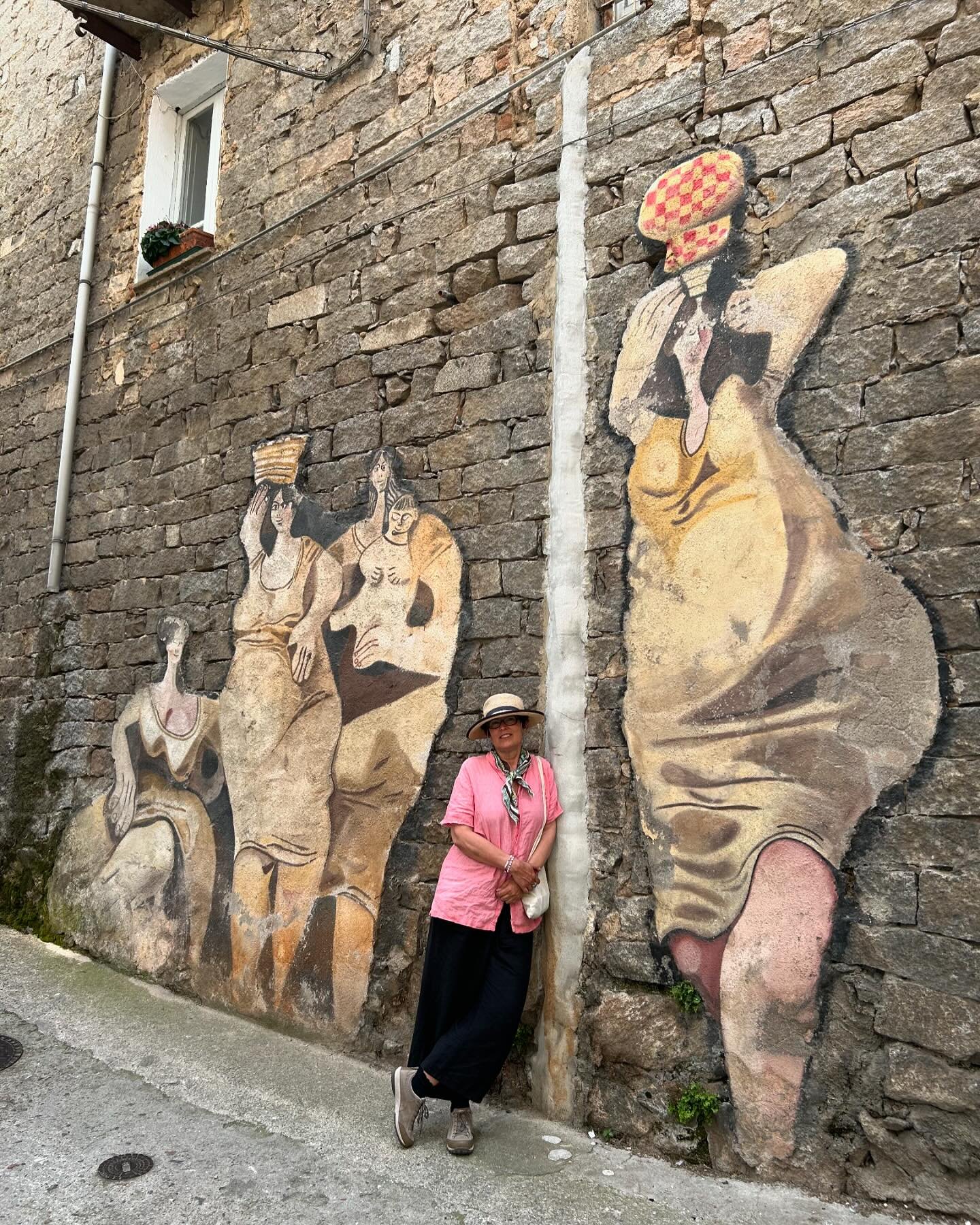 Greetings from Orgosolo Sardinia - known for their murals and for its anti-authoritarian streak. There is a mural around every corner&hellip;and inspiration. Each of these images could inspire a quilt! 

#quiltinspiration #orgosolomurales