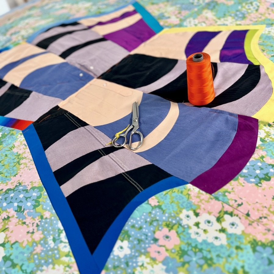 New routines &hellip; 🌈🦋🧵✂️ #butterflyquilt #basting [+x]

#improvquilt #modernquilt #makedoquilt #sustainablequilting #quiltsofinstagram #quilts #improvcurves