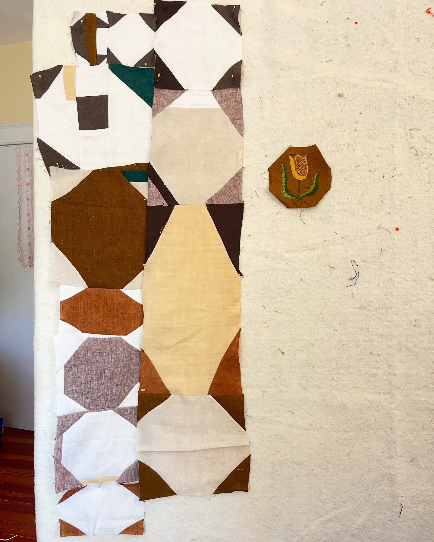 &ldquo;Snowball my honey🎶&hellip; Don&rsquo;t you melt away🎶&rdquo; 

What a fascinating quilt block!

#improvthatblock #abstractpiecing #improvquilting #improvpatchwork #modernimprovquilting