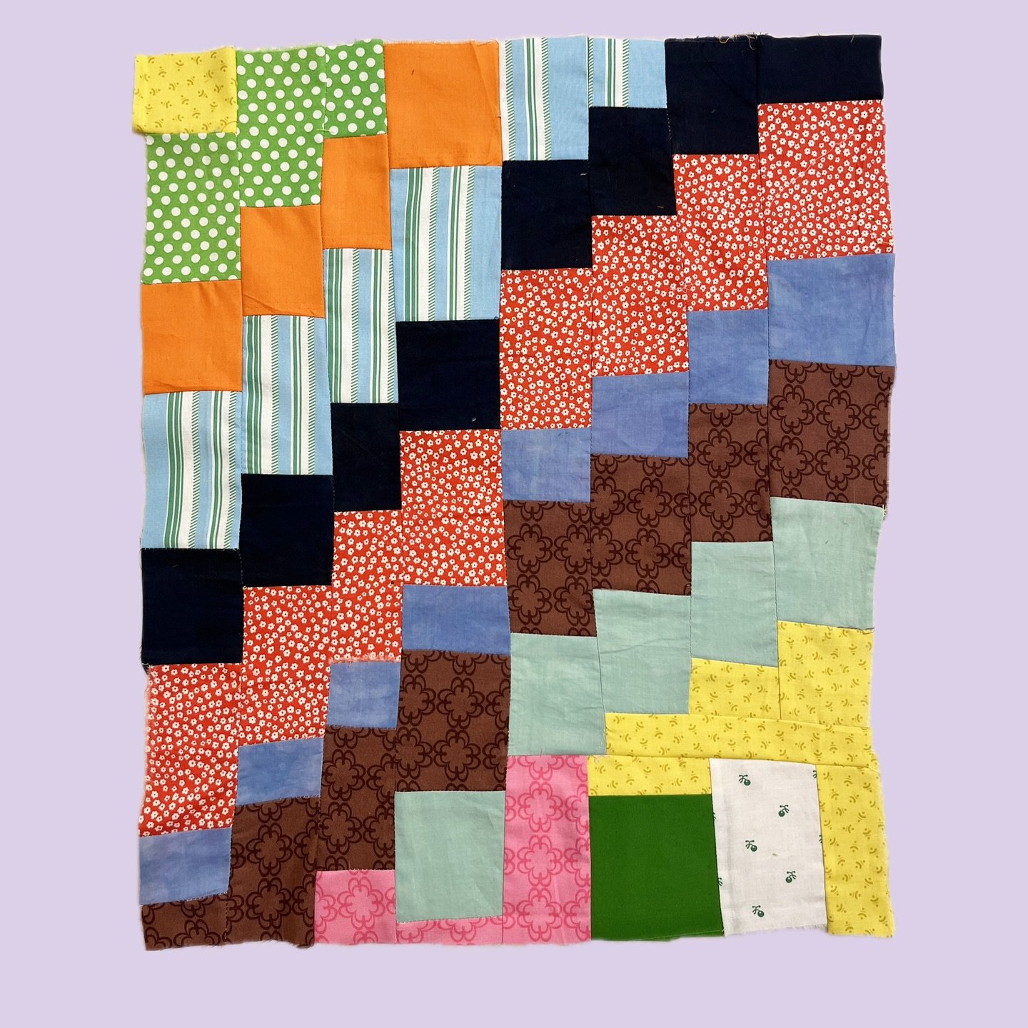 A little bricks bargello patchwork to start your week 💖 with hand dyed fabric, vintage prints and some sweet @dsquilts prints - made during a class demo

#improvthatblock #improvquilting #improvpatchwork #modernimprovquilting #bricksquilt #bargello 
