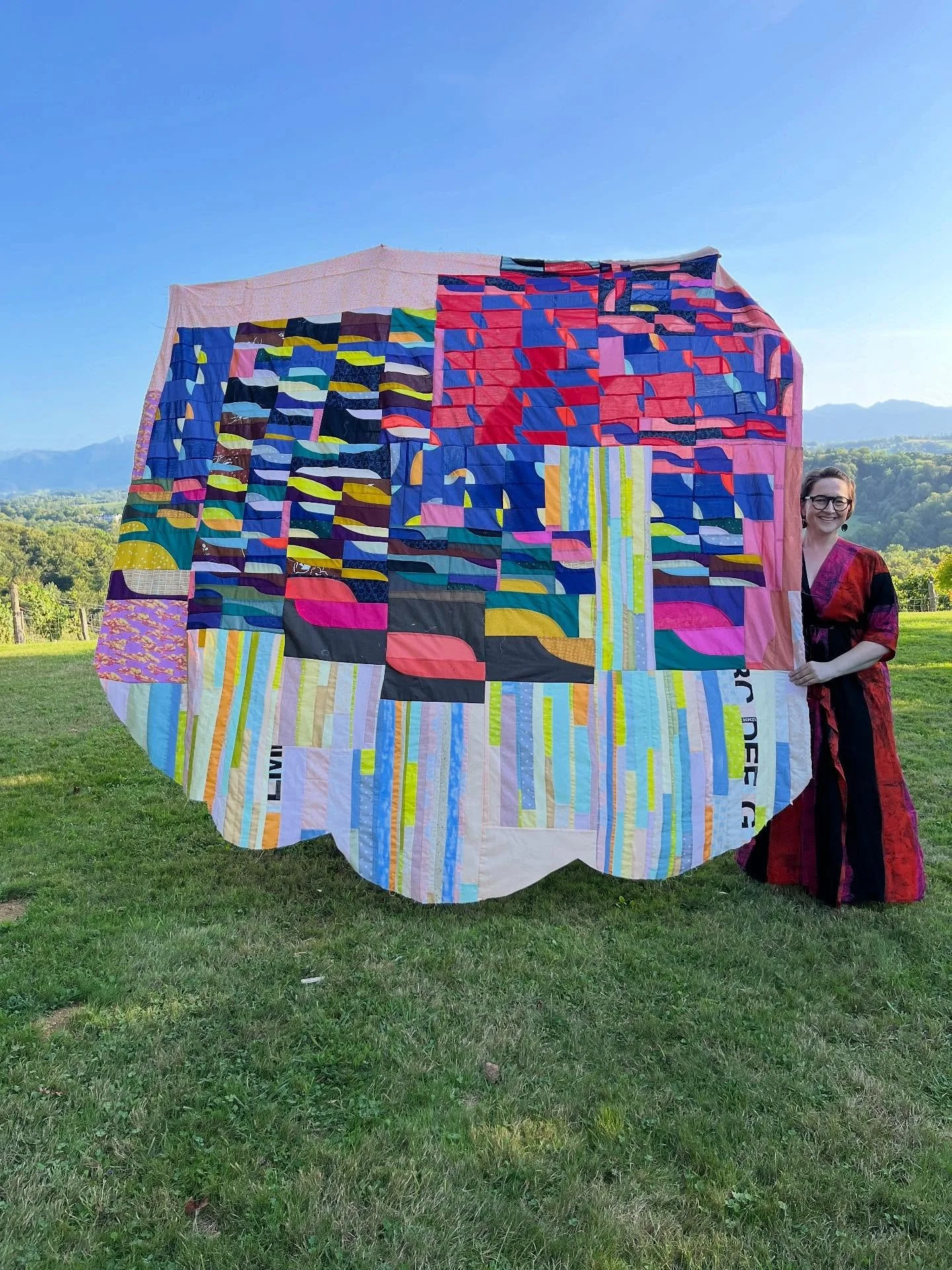 Bonjour! Here are the amazing  makers with their quilts from the Piece Flow Joy retreat @closmirabel -  scroll to the end for our final feast together. Oh what a night and week to remember! 

I think I accomplished my goal!!!!

And thanks for followi