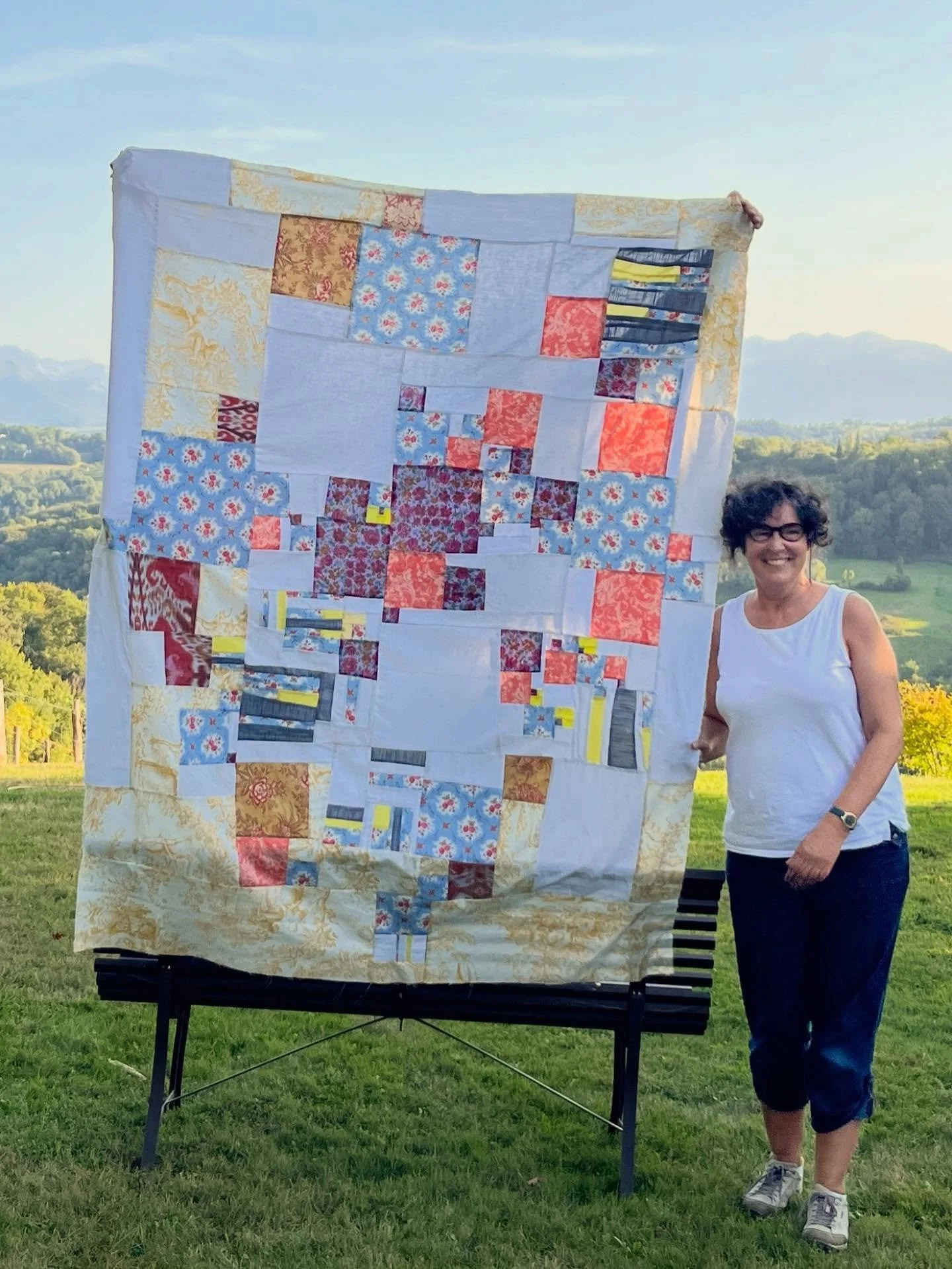 I made this quilt during the Piece Flow Joy retreat @closmirabel -in between teaching - from materials I found there, in a scrap bin. Many of these left over linens, can be discovered in the different rooms in the manor house - yellow curtain scraps 