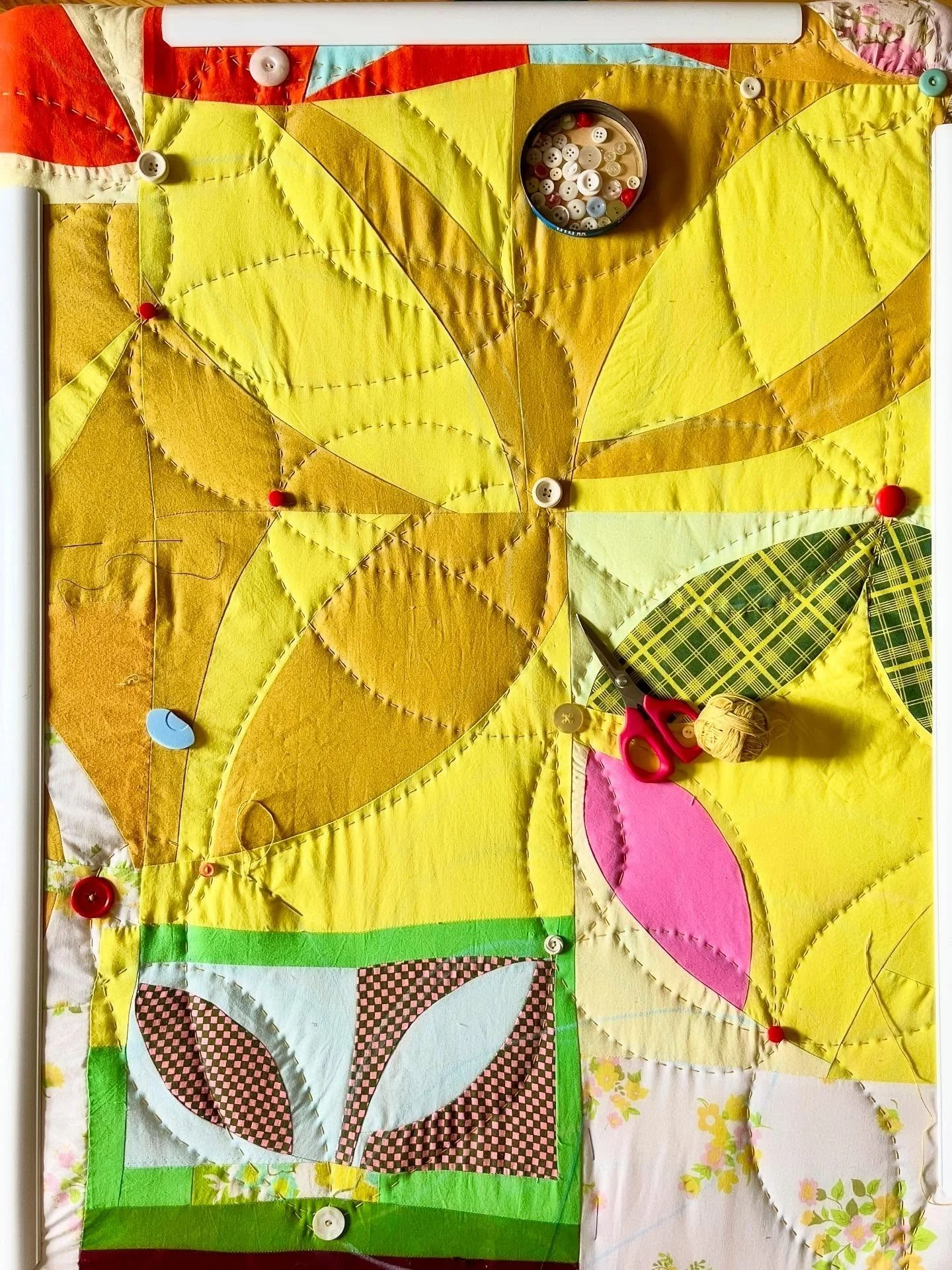 On the frame today!

#orangpeelquilt #improvthatblock #handquilting #slowstitching #stitchedbyhand #improvquilting #modernquilting #makeitmodern