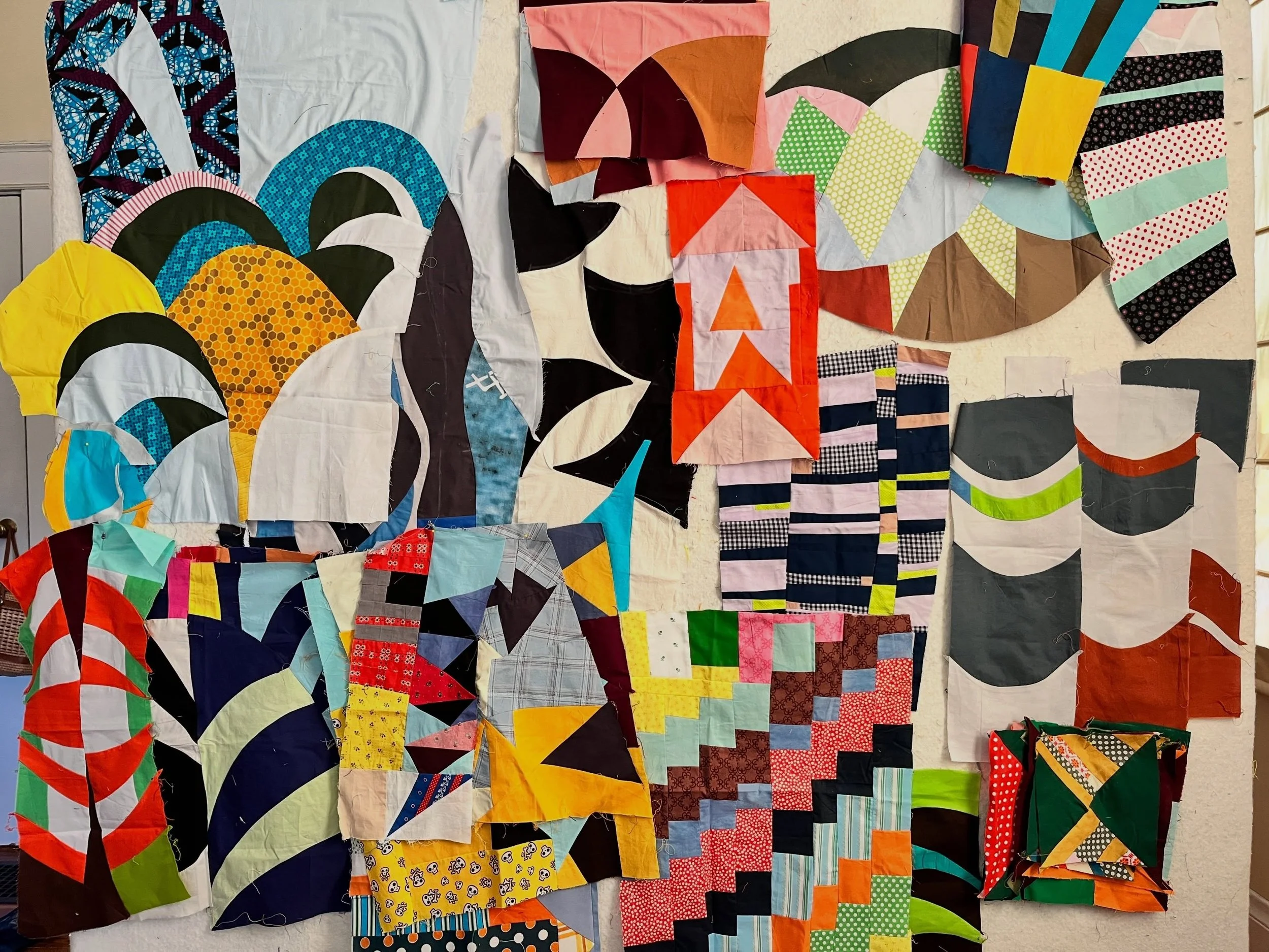 Swipe to see order out of chaos. Well at least a little more order! 😂 Mashup of pieced curve demos from many years teaching.  Totally enjoyed wrapping up the 2026 Improv That Block Squad with the DEI Quilt Composition workshop on Saturday. 

#improv