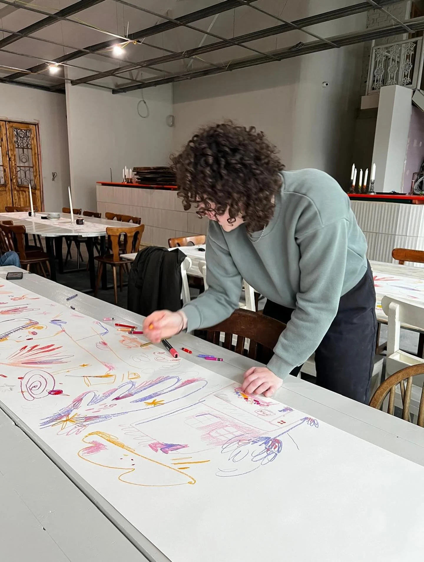 Here&rsquo;s me! 👋Almost forgot about this project, it was so fun! This was taken by @ourneighbourhood when I did some illustrated table runners for an event last year - love the weird and wonderful projects you can do with illustration 💫✨ 

@luddi