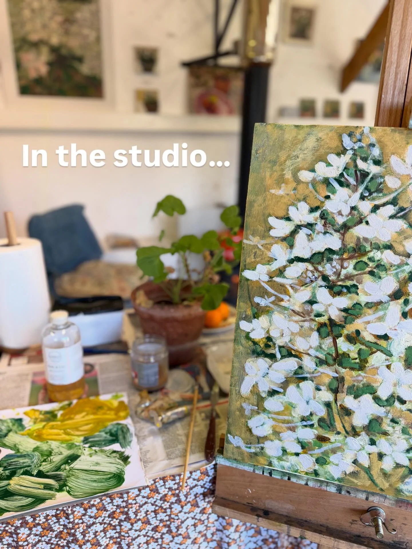 In the studio&hellip; 
Finishing off a painting which was started last year. Good to be back painting after a busy start to the year. 

#judeaskeybrown #oilpainting #hydrangea #artstudio