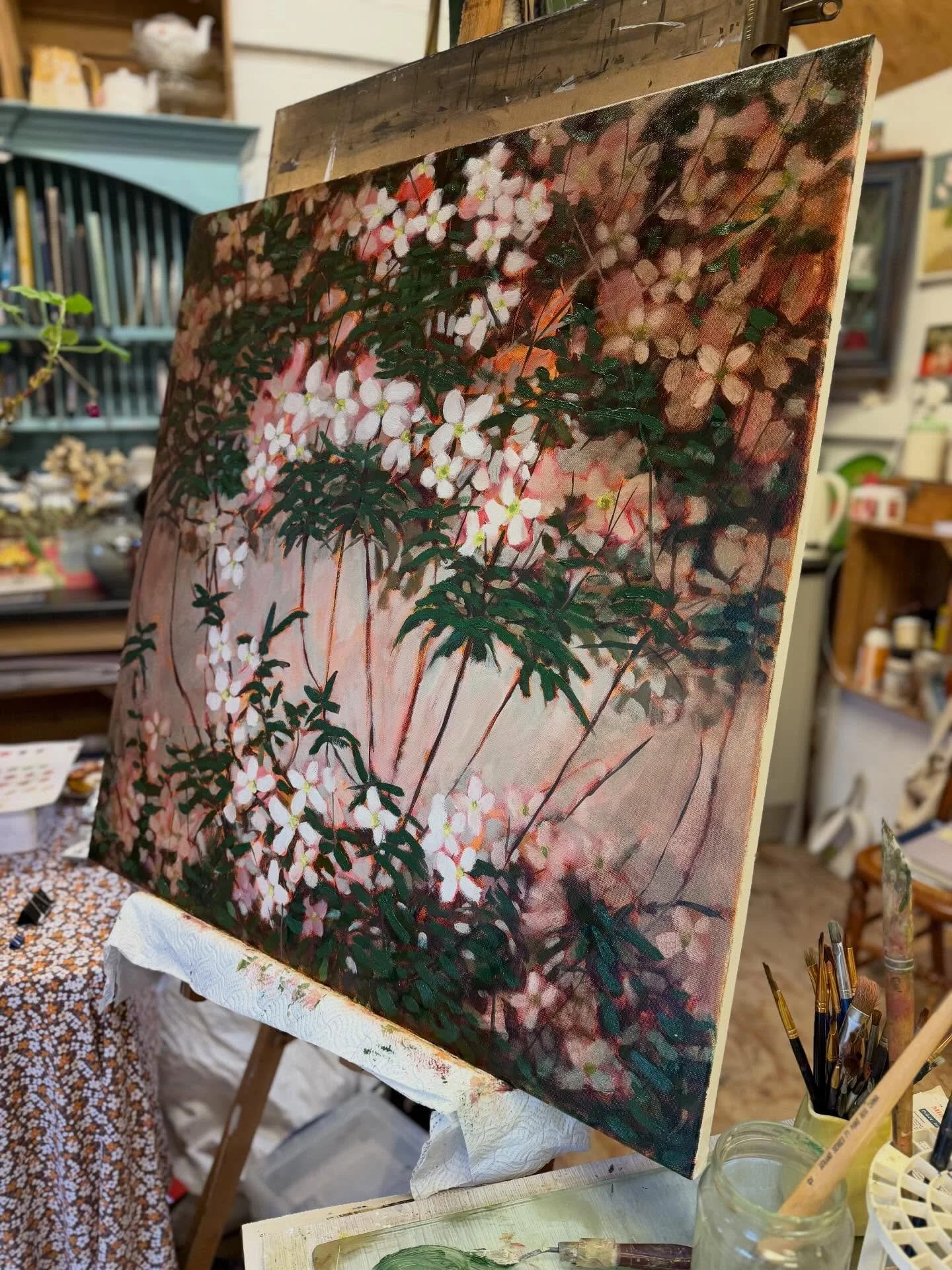 In the studio&hellip; I have been working on this large clematis painting today.

#judeaskeybrown #clematis #clematispainting #oilpaintingartist
